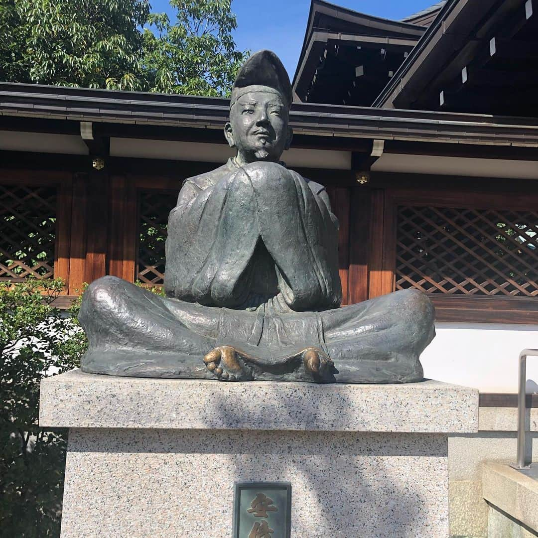 有村昆さんのインスタグラム写真 - (有村昆Instagram)「‪岐阜→東京→名古屋→京都のお仕事バタバタな中、一瞬 #晴明神社 に伺えて光栄でした❗️‬ ‪#陰陽師 の映画が蘇ります。‬ ‪映画の世界に入り込んだようで感激。‬ ‪#スターウォーズ コンサートの仕事があったので、#ライトセーバー が入ってる明らかに怪しいゴルフバッグを持っている奴みたいになってました。‬」10月4日 18時46分 - kon_arimura