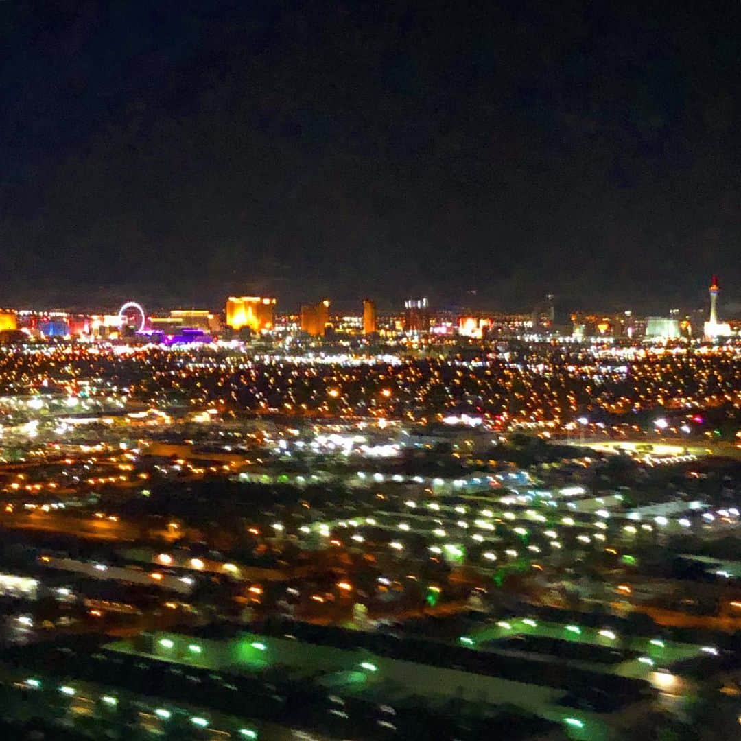 マキ・コニクソンさんのインスタグラム写真 - (マキ・コニクソンInstagram)「Las Vegasに着陸！✈️ 空から見るとキラキラ宝石箱みたい！ 何かヤル気出てきたーっ！ お仕事頑張ろっと！💪🏼💪🏼 #ラスベガスのおすそ分け🤙🏼 #楽しくなければ仕事じゃない！」10月4日 18時48分 - makikonikson