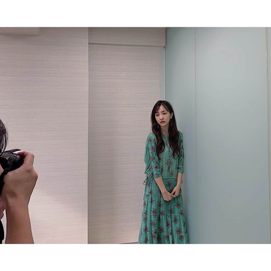 板野友美さんのインスタグラム写真 - (板野友美Instagram)「ミニアルバム『LOCA』取材dayでした⋆͛*͛*✭ 全曲恋愛曲なので、 衣装も可愛らしいワンピースで👗 #LOCA #10月16日発売 #ミニアルバム」10月4日 18時49分 - tomo.i_0703