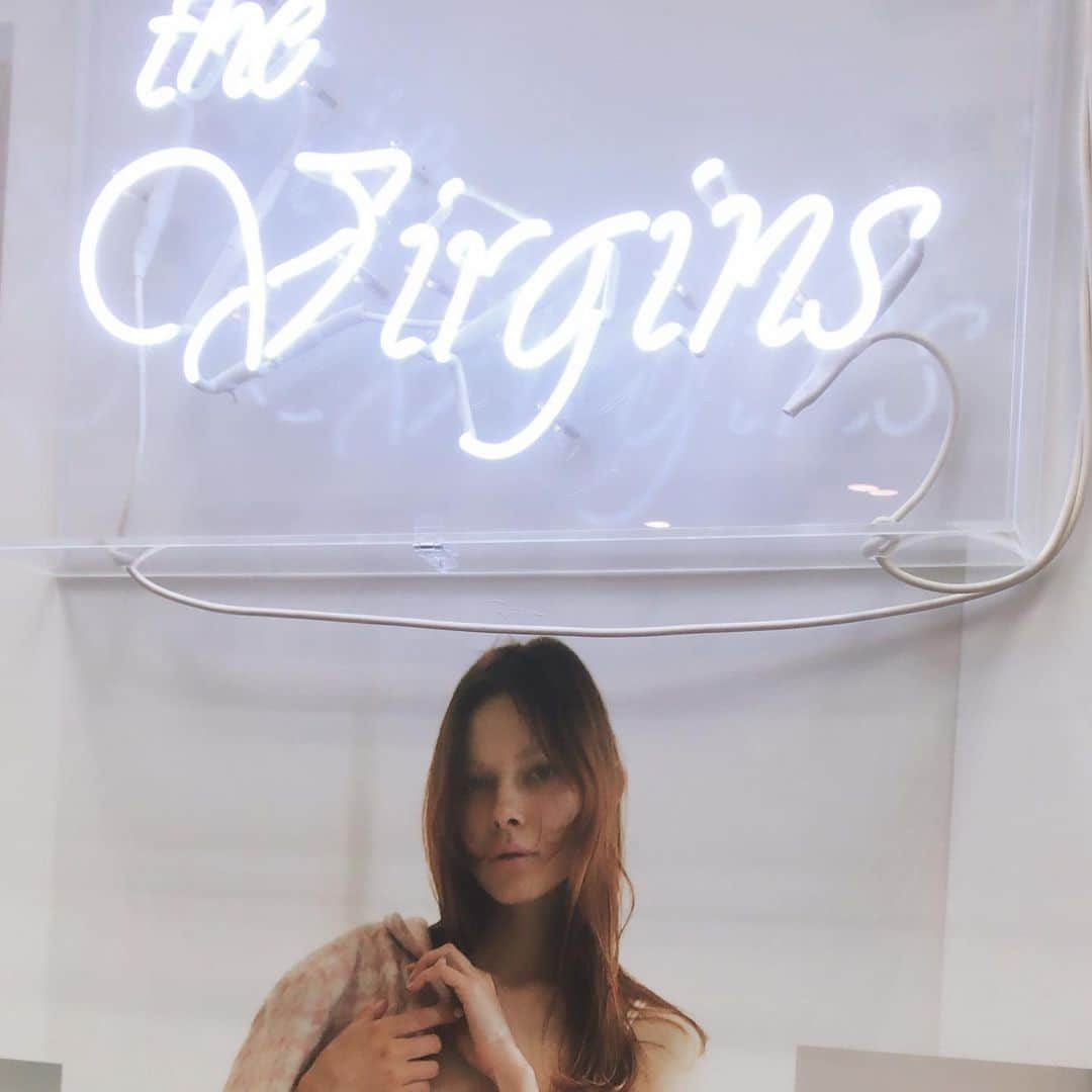 夏焼雅さんのインスタグラム写真 - (夏焼雅Instagram)「@thevirgins laforet harajuku pop up shop♡♡♡﻿ 可愛いが詰まってる🍨💕💕💕 あれもこれも可愛くて迷っちゃうよ〜🐰💭💭💭💭 ﻿ @kyonkyon0514 san﻿ やっとやっと会えました💗﻿ 嬉しかったです🕊﻿ looove!!!﻿💋 ﻿ #thevirgins ﻿ #popupshop ﻿ #harajuku ﻿ #fashion」10月4日 18時58分 - miyaaa0825