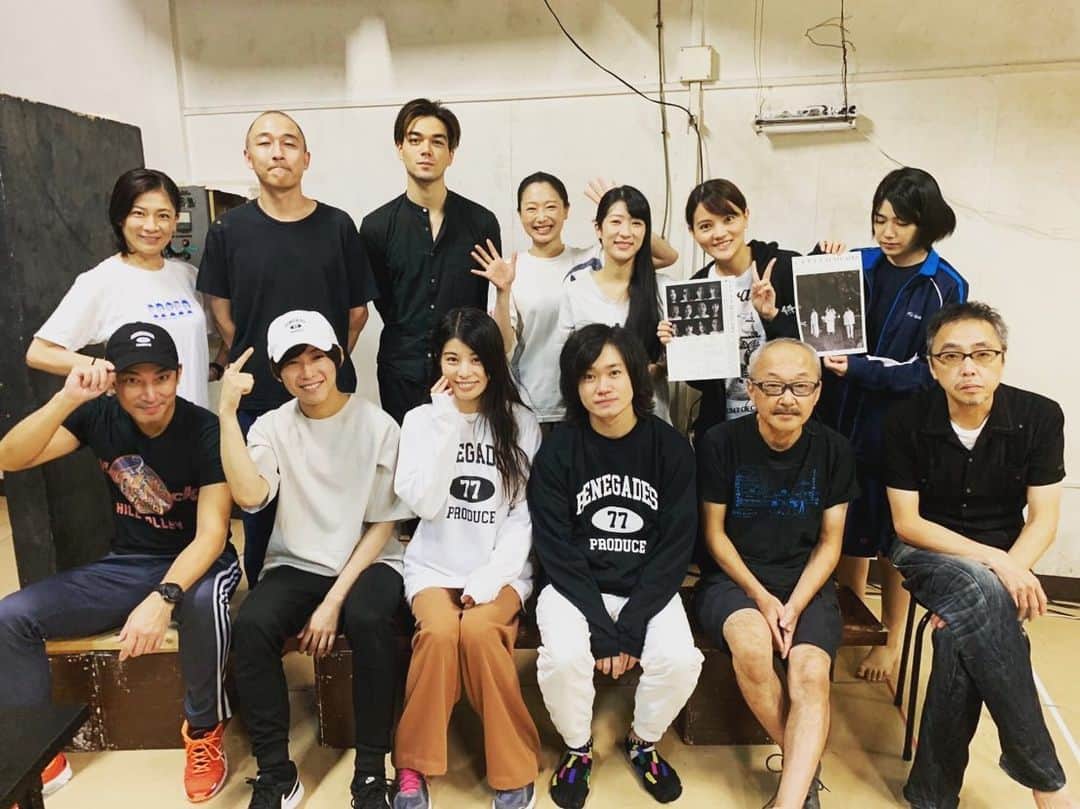 ほな・いこかのインスタグラム：「#レネゲイズ 初日完売だそうです。 ありがたや。 グッズもあったりなんかして。 本番に向けて走ります🧚🏻‍♀️ ぜひきてね。」