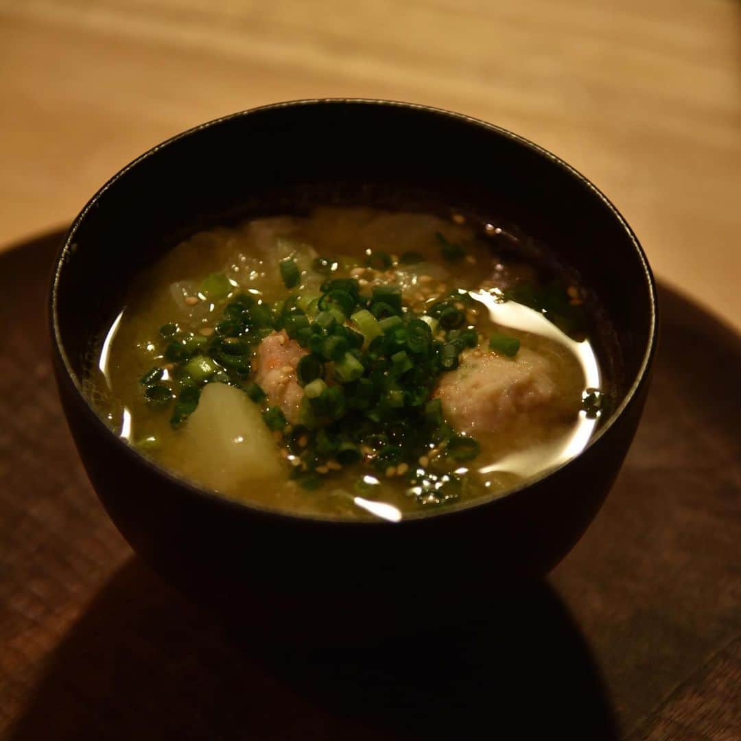 のインスタグラム：「今日のお味噌汁☺️ ・ 自家製鶏団子、じゃがいも、長ネギ、玉ねぎ。 ・ ありもので作るので具沢山😅 ・ 生姜を少しすりおろして入れました。 食べた後はほんのりお腹がぽかぽか✨ ・ 忙しかったけど、程よい疲れが心地良い週末です🌙 ・ コメントのお返事遅れていてすみません！ 少しずつお返ししますので、お待ち下さいね☺️ ・ #めがねとかもめと北欧暮らし#味噌汁#簡単ごはん#夕食#具沢山味噌汁#misosoup#cooking#cookingram ・」