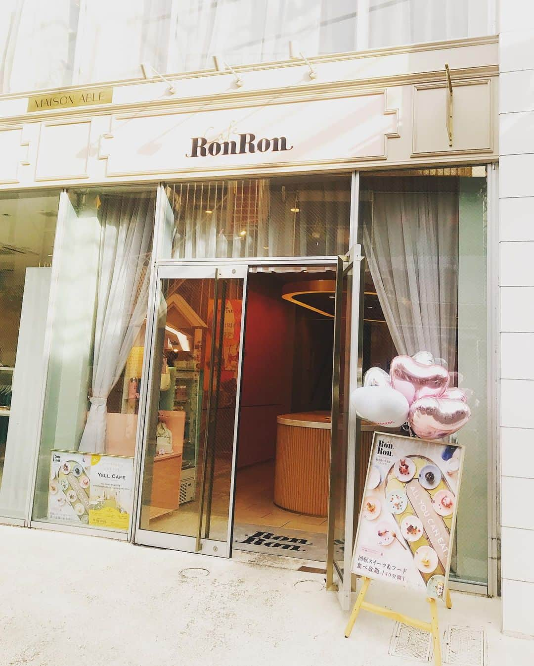 唯月ふうかさんのインスタグラム写真 - (唯月ふうかInstagram)「ずっと気になってた「Cafe RonRon」にまゆちゃんと行ってきました！ 回転スイーツなんです😳 回転寿司みたく、一口サイズのかわいいスイーツが回ってきて、、 楽しい！！ かわいい！！ 美味しい！！ スイーツ以外にもお食事系も回ってきて、大満足でした～( •̤ᴗ•̤ )  久々にまゆちゃんとたっぷりお話して、パワー注入できました♪  #CafeRonRon #回るスイーツ #かわいい #小南満佑子 ちゃん #パワー注入」10月4日 18時55分 - fuka_yuduki