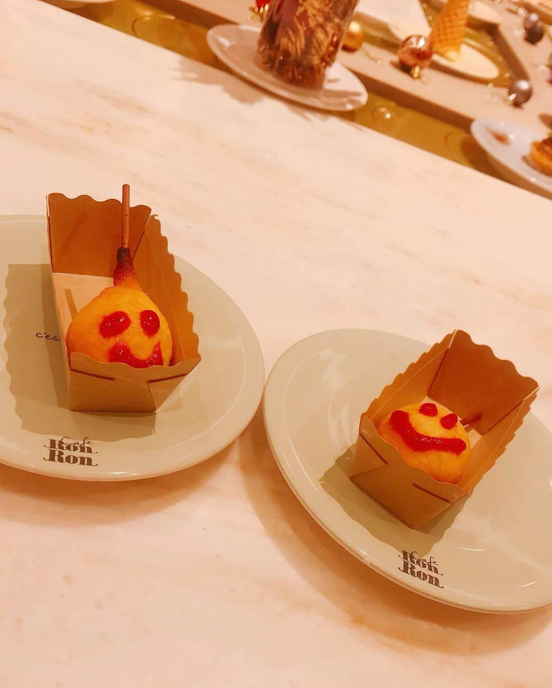 唯月ふうかさんのインスタグラム写真 - (唯月ふうかInstagram)「ずっと気になってた「Cafe RonRon」にまゆちゃんと行ってきました！ 回転スイーツなんです😳 回転寿司みたく、一口サイズのかわいいスイーツが回ってきて、、 楽しい！！ かわいい！！ 美味しい！！ スイーツ以外にもお食事系も回ってきて、大満足でした～( •̤ᴗ•̤ )  久々にまゆちゃんとたっぷりお話して、パワー注入できました♪  #CafeRonRon #回るスイーツ #かわいい #小南満佑子 ちゃん #パワー注入」10月4日 18時55分 - fuka_yuduki