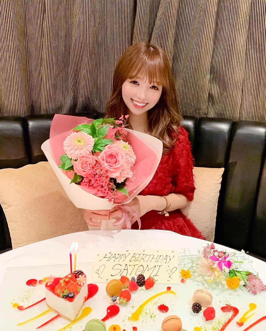 八鍬里美さんのインスタグラム写真 - (八鍬里美Instagram)「誕生日のお祝いをしてもらいました...💗 当日までいるって知らなくて、お店に着いたら親友ちゃんが座っててびっくりしすぎてめっちゃ声でた〜🤣💕 料理もプレートもかわいくて嬉しかった🥺 DMでもメッセージくれたりありがとうございます😀🎉また一年よろしくです❤️ . #誕生日#HPB#happybirthday#女子会#誕生日会#嬉しい#フレンチ#thelegiantokyo#花束」10月4日 19時07分 - satomi_yakuwa