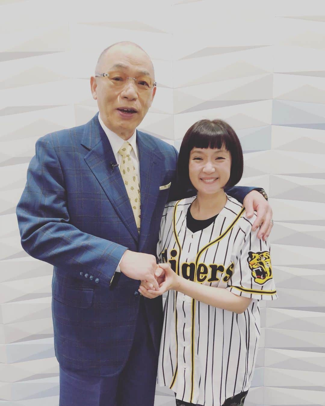 千秋さんのインスタグラム写真 - (千秋Instagram)「なんと落合元監督にお会いした！ 震えた！ CSの戦い方や今年の阪神についてなど、野球の話が凄く面白くてずっとずっと聞いていたかった。 わたしのこと知らないと思ったら「この前、NHKで歌ってるのを観ました。これからも歌って下さい」と言われました。 嬉しい。頑張らなくちゃ。 番組収録後、写真を撮ってくれました。 嬉しくて緊張してこんな顔になっちゃった。 ・ 前から阪神ファンの間にあったある噂について直撃しちゃいました。そしたら•••⁉️その答えは、10/9夜に関西地方でオンエア予定のMBS「戦え！スポーツ内閣」を観てね📺  さて、CS前夜、ドキドキする•••😳 浜スタに現地応援も行きます⚾️ 阪神タイガース、日本一へ🇯🇵✨ #落合博満 #プロ野球 #中日 #阪神 #tigers #hanshin #タイガース #戦えスポーツ内閣 #CS #cs前夜」10月4日 19時07分 - chiaki77777