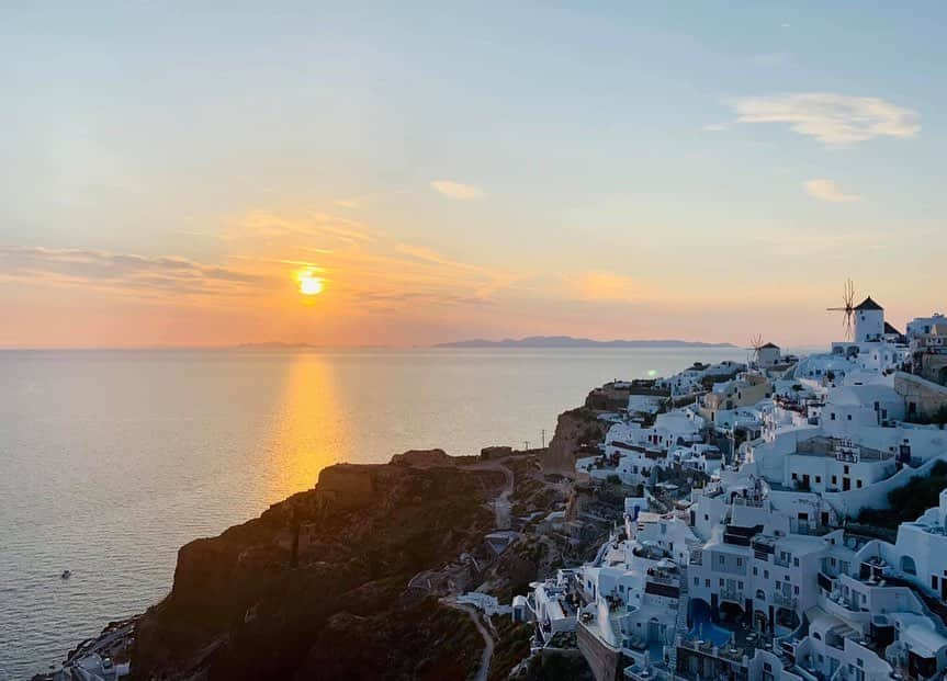 朝日放送「朝だ！生です旅サラダ」さんのインスタグラム写真 - (朝日放送「朝だ！生です旅サラダ」Instagram)「@e_n_n_a_ 「#世界一の夕日」と称される #サントリーニ島 のサンセット🌅 海に沈む太陽と、黄金にきらめくエーゲ海‥✨ まさに、息を飲む絶景です。。 その感動に心動かされ、リアルな夕景ではなく、わたしなりの、夕日を観た時の感動を込めた夕景を描いてみました！✍🏻🎨 あの美しさは、ぜひ生で、肉眼で見て感じていただきたい‥！！😭✨ _ #息を飲む美しさ #感動を絵に #描いてみました #エーゲ海  #黄金にきらめく  #世界一の夕日 #Σαντορίνη #Greece #Ελλάδα _ #ABCテレビ #朝日放送テレビ #朝だ生です旅サラダ #旅サラダ #旅サラダガールズ #山代エンナ #イラストレーター #海外 #旅 #travel #trip」10月4日 19時10分 - tabisalad