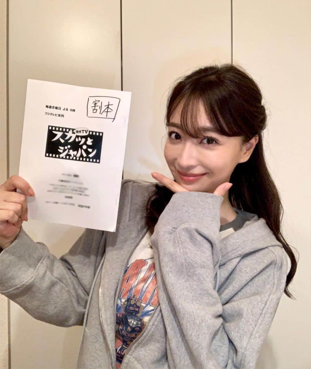 のインスタグラム：「またまた出演させていただきました🥺🙏💕 OA日改めてお知らせします☺️✨ 台本を指さしたつもりがピストルポーズみたいになってしまい、なんだか恥ずかしい😂😂💦 * #スカッとジャパン  #しかし蚊に刺されまくった1日 #左脚ばかり狙われる」
