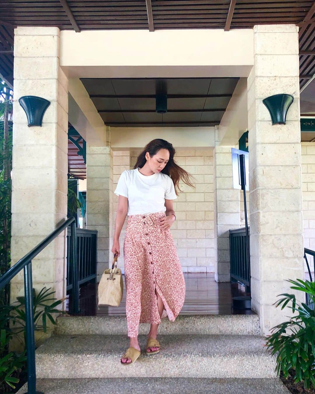 石田美奈子のインスタグラム：「ℂ𝕖𝕓𝕦. . 10月とは思えない暑さですね☀️ 明日は32℃とか！ そろそろ秋服を着たいのに、まだ半袖☺︎ もうちょっと涼しいほうが過ごしやすいなぁ。 . セブ島コーデ😊 #zara @zara で買ったスカートがお気に入り♫ . ✈️ → #minako_trip . #cebu #セブ島 #マクタン島 #プランテーションベイ #女子旅 #リゾートコーデ」