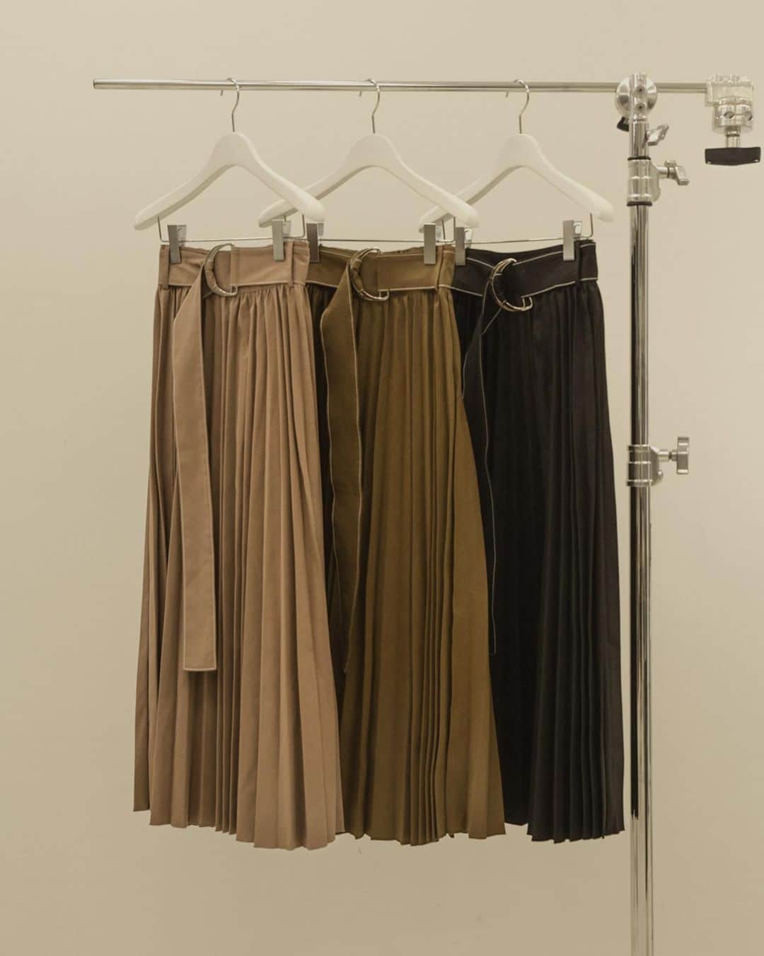 前田希美（まえのん）さんのインスタグラム写真 - (前田希美（まえのん）Instagram)「お気に入りコーデです。 このニットは9日に発売する、 あざとさたっぷり詰まった新作ニット。 ￥3,990です♥  お気に入りのプリーツスカートと 合わせてみました。 このスカートほんとに使える。  今年のAWは、 1番活躍しそうなスカートです。  このスカートはもう既に発売中なので チェックしてみてくださいね。  ゆるっとしてるのに 大人っぽさもあって かなりお気に入りのコーデが できました~~~☺︎ 良かったら真似してみてください🧸  #のんの私服  #ootd #fashion #instafashion #style #fashionista #fashiontrends #code #vintage #ファッション #今日のコーデ」10月4日 19時12分 - maeda_nozomi