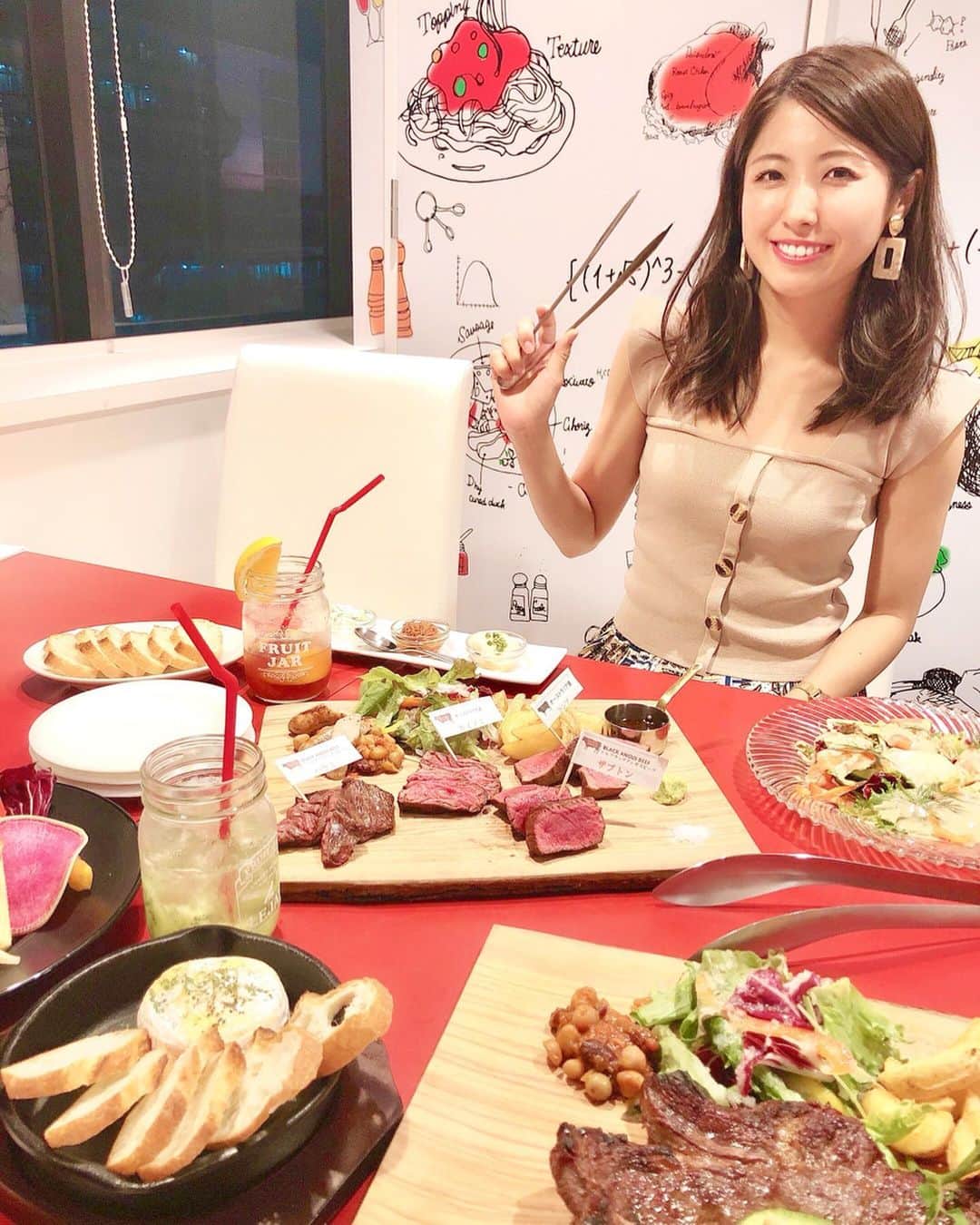 小谷津友里さんのインスタグラム写真 - (小谷津友里Instagram)「8月29(肉)の日に、ルミネ横浜の肉ラボへ行ったよ🍖﻿ @nikulabo_yokohama ﻿ @aumo.jp の撮影💕記事も公開されたから読んでね♪﻿ ﻿ ﻿ お皿にドーンと盛り付けられた﻿ お肉(*´ο`*)﻿ かわいいカクテル、ワイン、こだわりのスイーツもあって﻿ ときめくものが多すぎた(笑)﻿ ﻿ ﻿ ﻿ 美味しいものをガッツリ食べられるだけじゃなくて﻿ オシャレなところが﻿ うれしいポイントだね🙌💕﻿ ﻿ ﻿ ﻿ ﻿ ﻿ ﻿ ﻿ ﻿ #肉ラボ #ルミネ横浜 #肉 #横浜グルメ #ワイン #こやゆりフード #バーニャカウダ #カクテル #チーズフォンデュ #女子会 #デート #yokohama」10月4日 19時13分 - yurikoyatsu