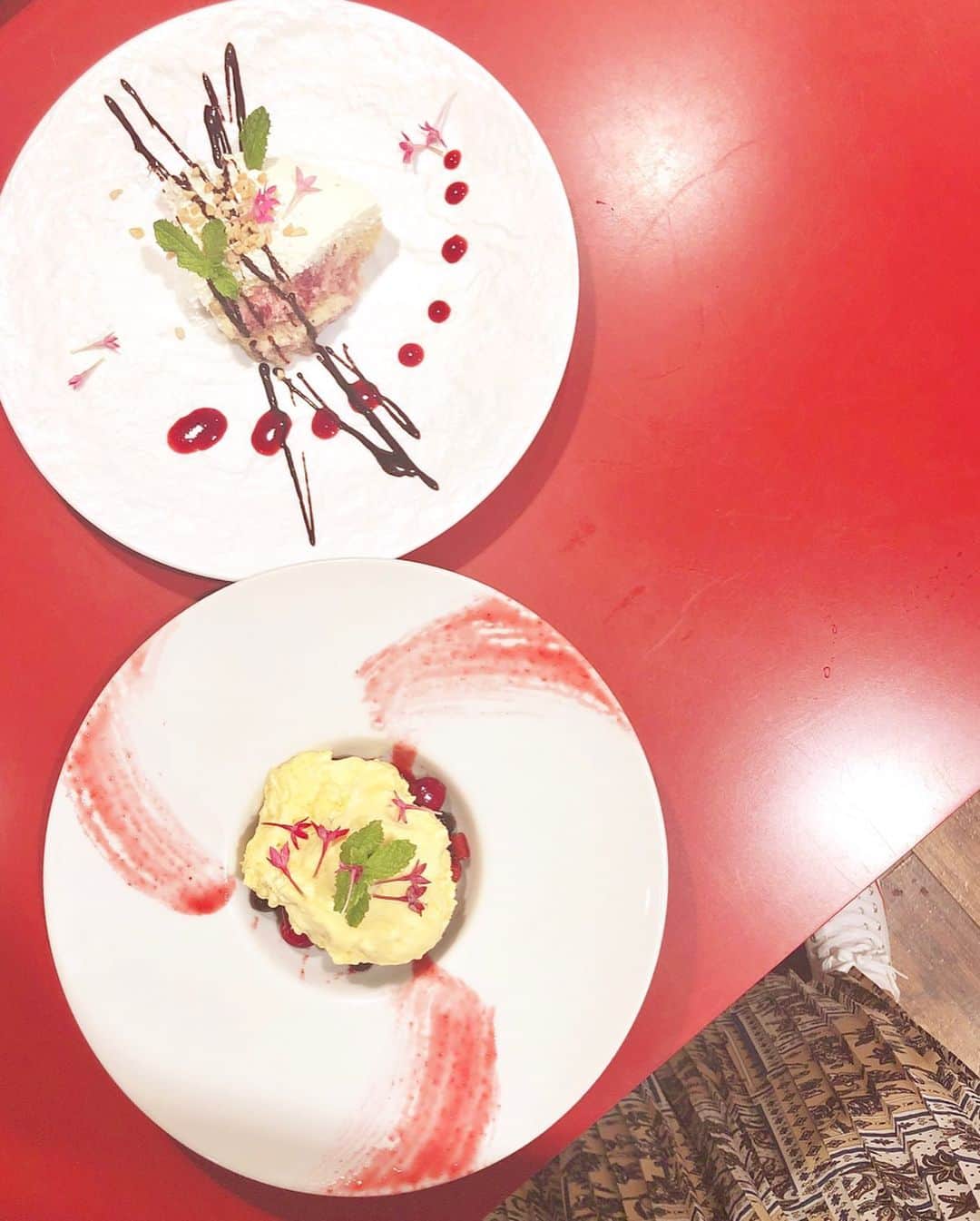 小谷津友里さんのインスタグラム写真 - (小谷津友里Instagram)「8月29(肉)の日に、ルミネ横浜の肉ラボへ行ったよ🍖﻿ @nikulabo_yokohama ﻿ @aumo.jp の撮影💕記事も公開されたから読んでね♪﻿ ﻿ ﻿ お皿にドーンと盛り付けられた﻿ お肉(*´ο`*)﻿ かわいいカクテル、ワイン、こだわりのスイーツもあって﻿ ときめくものが多すぎた(笑)﻿ ﻿ ﻿ ﻿ 美味しいものをガッツリ食べられるだけじゃなくて﻿ オシャレなところが﻿ うれしいポイントだね🙌💕﻿ ﻿ ﻿ ﻿ ﻿ ﻿ ﻿ ﻿ ﻿ #肉ラボ #ルミネ横浜 #肉 #横浜グルメ #ワイン #こやゆりフード #バーニャカウダ #カクテル #チーズフォンデュ #女子会 #デート #yokohama」10月4日 19時13分 - yurikoyatsu