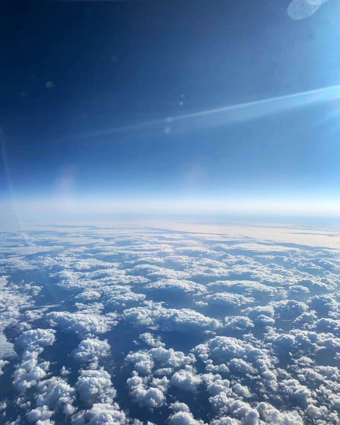 雅-MIYAVI-さんのインスタグラム写真 - (雅-MIYAVI-Instagram)「In the sky on my way to Europe. Thrilled for the new experience. Can’t wait to see you guys!!!!!! ✋🏻✋🏻😎💯 今、ヨーロッパへ向かう空の上にいます。いよいよ明日からEU編！！今回の旅もどんな出会いや発見があるのか。いつも通り楽しみながら、気を引き締めて一本一本臨みたいと思います！！！！！！🙏🏻🙏🏻🎸⚡️ #NoSleepTillTokyo」10月4日 19時18分 - miyavi_ishihara