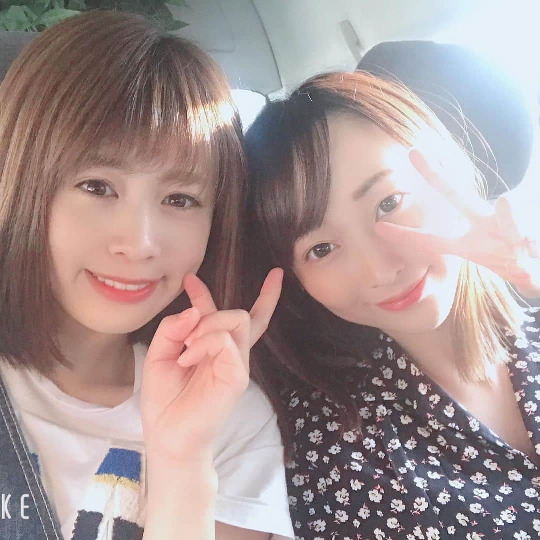 白井美帆さんのインスタグラム写真 - (白井美帆Instagram)「今日はまなちゃんと撮影でした♡ ほぼほぼスッピンバスローブw めちゃくちゃ楽しいスタッフさんたちでした♫何よりも照明チームさんが凄すぎてモニターチェックしたらめちゃくちゃ肌も髪も綺麗でびっくりした！ 素晴らしいチームの撮影に携われて光栄でした♡♡ ＊ ＊ #セブンプロモーション #撮影 #model #動画撮影 #ここでもまなちゃんぶっとんでるって言われてました」10月4日 19時19分 - shirai_miho77
