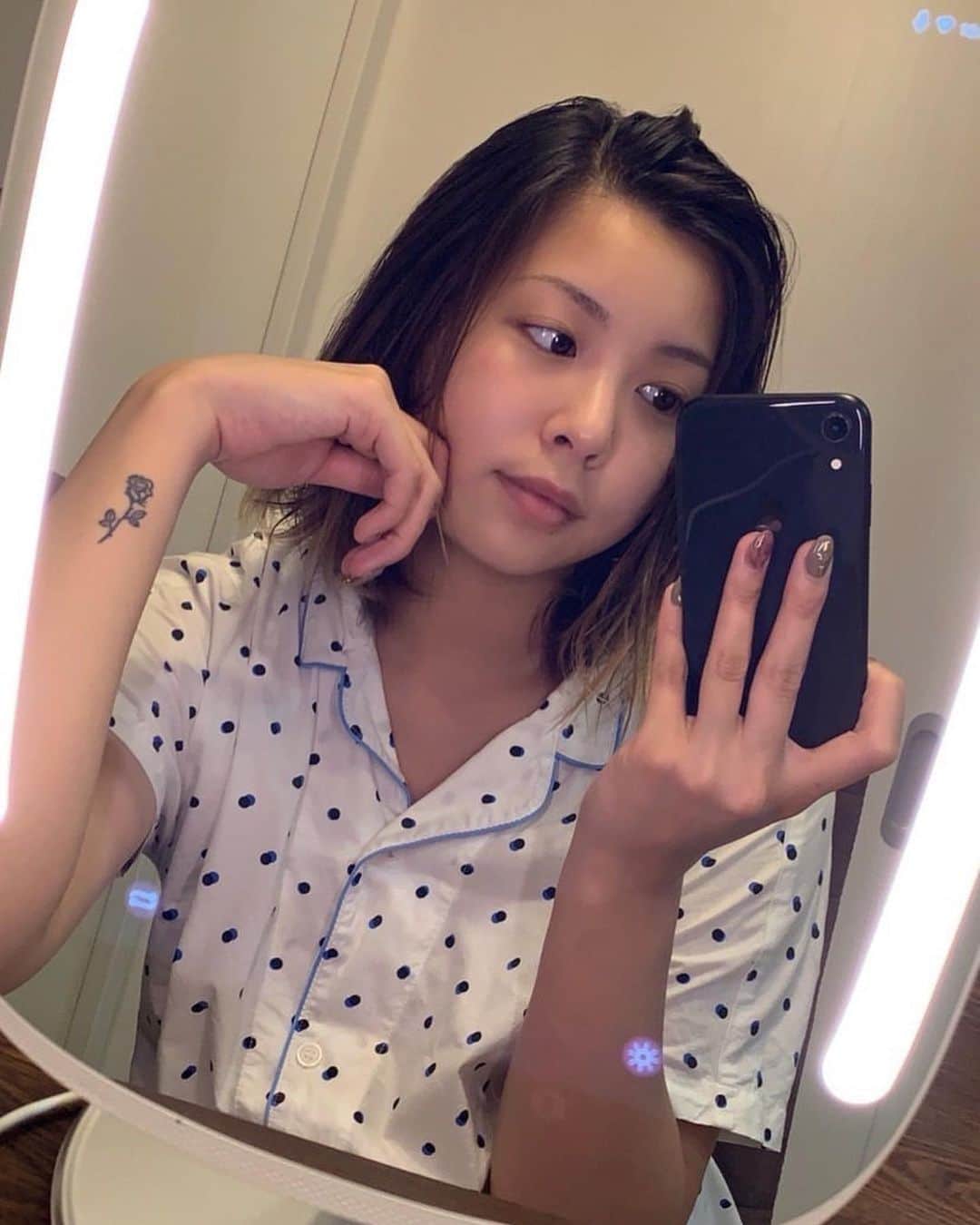 のインスタグラム：「最近ステキな鏡を手に入れました！！ #HiMirror Miniっていうんだけど、 なんとただの鏡じゃなくて、 ７項目で肌分析だったり、 メイクするときのライトアップ機能とか、 SNSもみれたり、 ものすごい機能がたくさんついてます！！ 感動！😭 自分の肌の状態がどうなっているかきちんとわからないけど、 お家でしっかり毎日肌の状態把握できるし、 最初に商品登録しておいて、毎日測定すれば、 自分の肌状態に合った商品を提案してくれて、 とってもおすすめです！👏 しかも、使用期限をリマインドしてくるんだって。  HiMirror eShopで特別セールが開催中なので是非👍 @himirror_jp 🙌✨ お早めに試してみてねん！👏 #ハイミラー #HiMirror #肌診断 #スキンケア #美容家電 #PR」