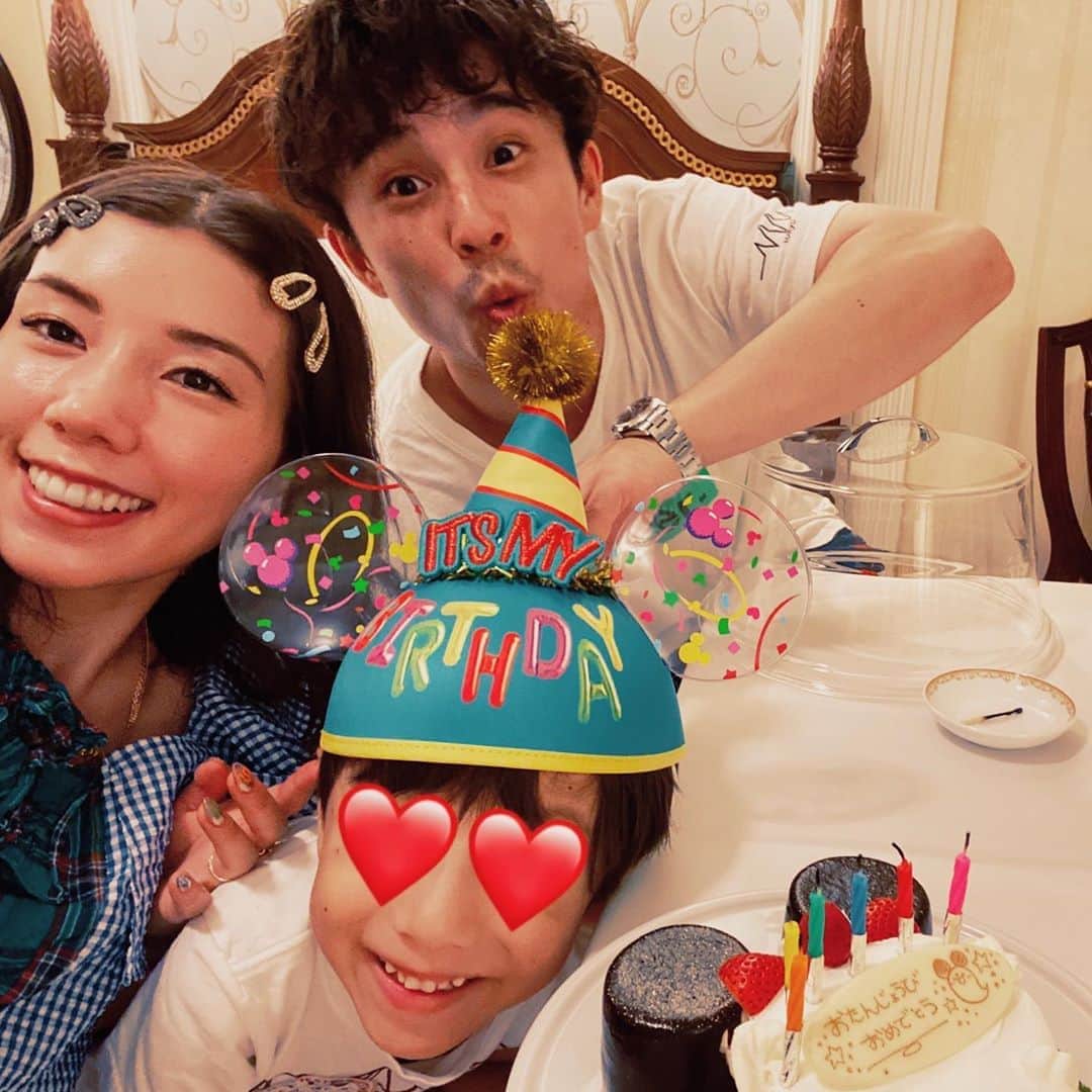 仲里依紗のインスタグラム：「2019.10.04❤️❤️❤️ . 今日は息子のお誕生日でした☺️ もう6歳かぁ〜👦🏻✨ あっという間に成長しちゃって嬉しい反面、もうこの時期が戻ってこないのかぁと思うと寂しくもあります🥺✨😭 6年前に産まれてからから今まで、私が言うのもあれですが本当にびっくりするぐらい良い子で、優しくって、お仕事が忙しくて会えない日があっても寂しいはずなのに文句一つ言わず笑顔でお帰りと言ってくれて、そんなたくさんの愛を息子が私達に毎日くれました🥰❣️感謝しきれません👦🏻❣️ . 来年は小学生だ✨🏫 ウキウキだー❤️ . いつまでも、愛してるよ💕と言い合える家族で居たいなぁ😙❣️ . #ディズニーランド #スプラッシュの出口にいた #アライグマ？ #パパににてるねと息子が言い出し #キツネさんの目を真似て #記念写真撮りました #いじり方 #遺伝だろうか」