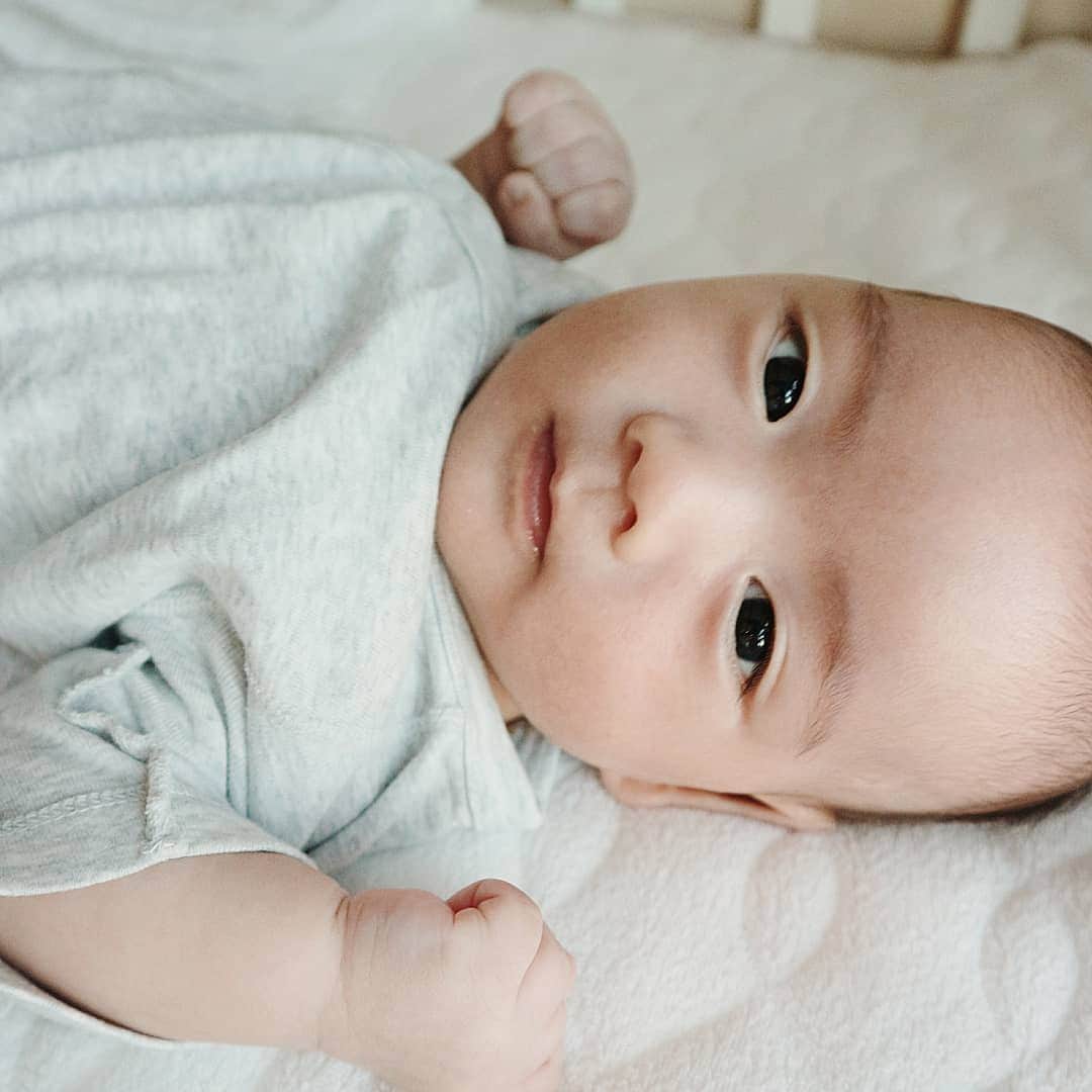 佐川愛果さんのインスタグラム写真 - (佐川愛果Instagram)「スマホ向けるとそっぽ向くのに、一眼カメラ向けると基本カメラ目線なのは何でなの😂笑  #左目だけ二重になった #生後２ヶ月 #赤ちゃんのいる生活 #赤ちゃんのいる暮らし #ベビフル #ママリ #毎日格闘 #小さい彼氏 #男の子ママ #新米ママ #canoneosm10 #my_eosm10」10月4日 19時21分 - aika728sagawa