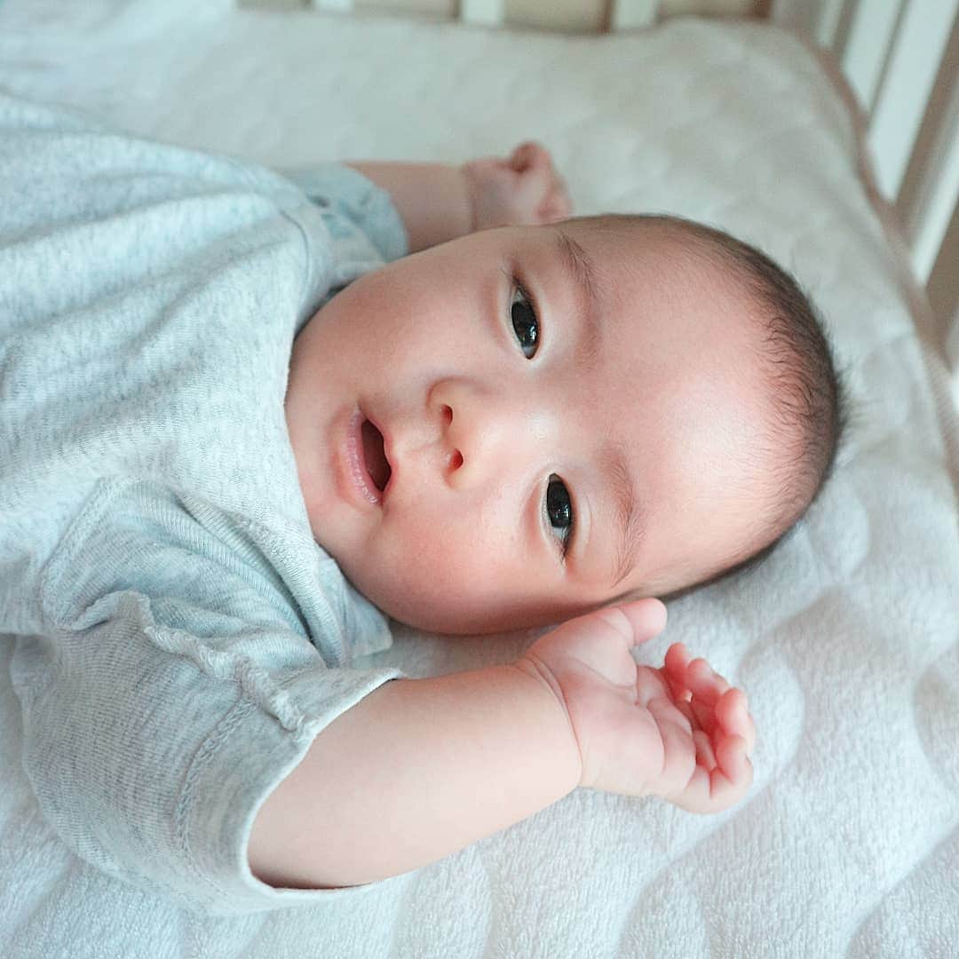 佐川愛果さんのインスタグラム写真 - (佐川愛果Instagram)「スマホ向けるとそっぽ向くのに、一眼カメラ向けると基本カメラ目線なのは何でなの😂笑  #左目だけ二重になった #生後２ヶ月 #赤ちゃんのいる生活 #赤ちゃんのいる暮らし #ベビフル #ママリ #毎日格闘 #小さい彼氏 #男の子ママ #新米ママ #canoneosm10 #my_eosm10」10月4日 19時21分 - aika728sagawa