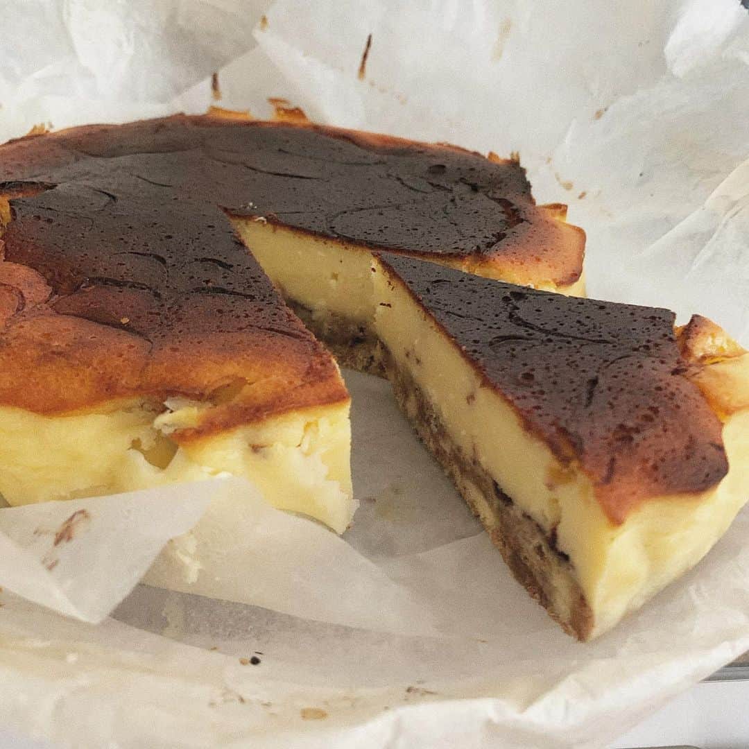 越智ゆらの（ゆらゆら）さんのインスタグラム写真 - (越智ゆらの（ゆらゆら）Instagram)「𓎩 ﻿ ﻿ 先日焼いたチーズケーキ.﻿ 急に夜中に作りたくなり﻿ 冷蔵庫と相談したところ﻿ チーズではなく、ヨーグルトで代用.﻿ ﻿ （でも、なんだか濃厚さが足りない…）﻿ ﻿ ということで、昨日はリベンジ﻿ クリームチーズ100%&よーく混ぜて﻿ バスク風ケーキを焼きましたとさ﻿ めちゃくちゃ美味しくできたよ﻿ ﻿ ﻿ ﻿ ちなみに写真のは﻿最初のやつ. 蜘蛛の巣🕸模様付けたのに﻿ 焦げ目で全部消えた…！笑﻿ ﻿ ﻿ ﻿ ﻿ ﻿」10月4日 19時34分 - yula1018