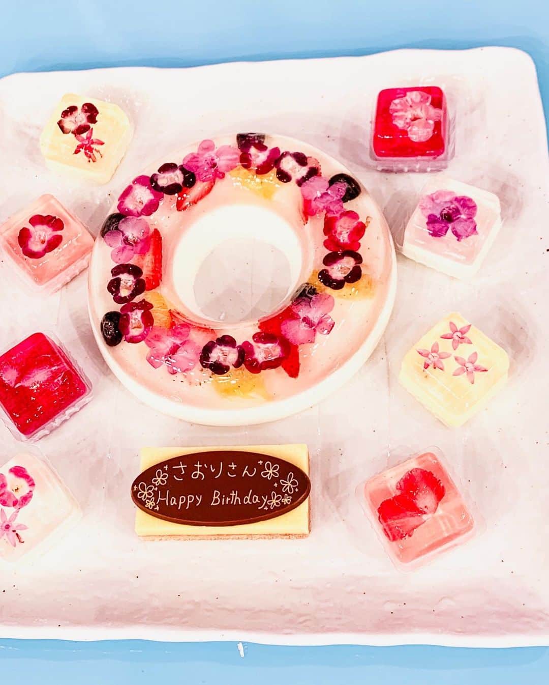 吉田沙保里さんのインスタグラム写真 - (吉田沙保里Instagram)「ZIP!のみなさんに、1日早い誕生日を祝っていただきました🥰 素敵なお花と美味しいケーキにプレゼントまで…本当にありがとうございました😆🙏 そして、10月のパーソナリティーは、頼りになる神木隆之介くん😊 一緒に楽しい朝をお届けしたいと思います！！ #ZIP #10月5日 #誕生日 #37歳 #感謝」10月4日 19時26分 - saori___yoshida