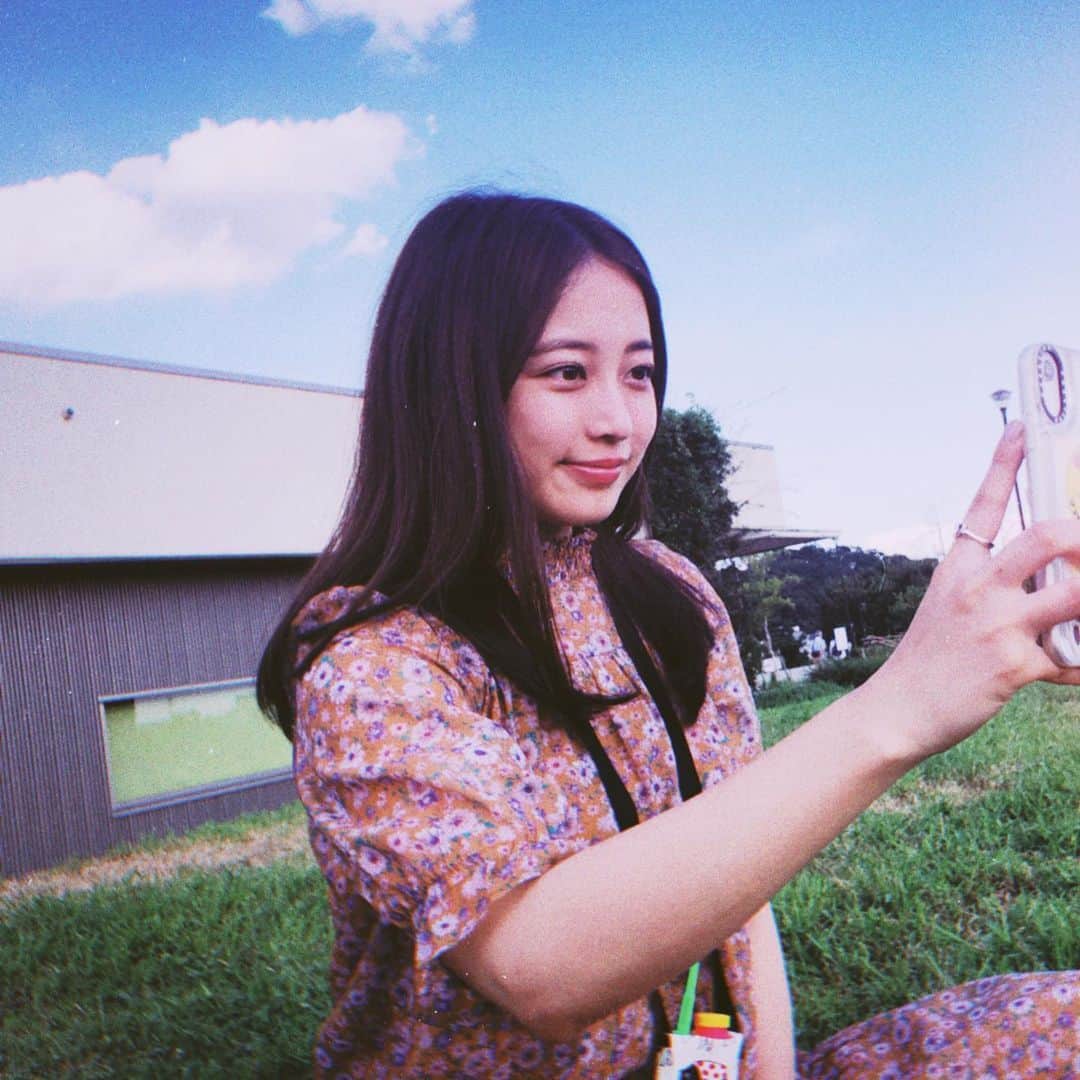 松井まりのインスタグラム：「ピクニックしがち🍙 . . #カレッジコスモス」