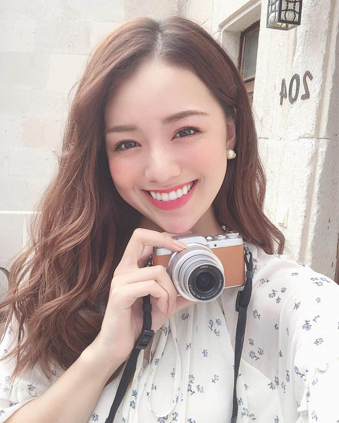 黒田真友香さんのインスタグラム写真 - (黒田真友香Instagram)「私の旅の相棒、LUMIX GF7。 ・ ・ インスタには撮った写真はあまり載せてないけど、現像して残しておきたいと思った景色や(面倒でまだ現像したことないけど)YouTubeはこれで撮ってる☺️ ・ ・ 大学一年生の頃に買ってかなりもう古い型だけど、初心者の私には充分すぎるくらい使えてます😂❤️ けどYouTube撮った時、ピント合わせる時変な音鳴るから そろそろ変えようかも迷い中😢 ・ ・ でもこのサイズが私的に持ち運びギリギリサイズだから小さいのがいいな〜😍 ・ ・  #旅まゆか　#カメラ女子」10月4日 19時30分 - kurodamayukaxx