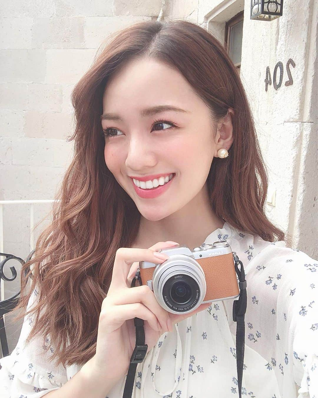 黒田真友香さんのインスタグラム写真 - (黒田真友香Instagram)「私の旅の相棒、LUMIX GF7。 ・ ・ インスタには撮った写真はあまり載せてないけど、現像して残しておきたいと思った景色や(面倒でまだ現像したことないけど)YouTubeはこれで撮ってる☺️ ・ ・ 大学一年生の頃に買ってかなりもう古い型だけど、初心者の私には充分すぎるくらい使えてます😂❤️ けどYouTube撮った時、ピント合わせる時変な音鳴るから そろそろ変えようかも迷い中😢 ・ ・ でもこのサイズが私的に持ち運びギリギリサイズだから小さいのがいいな〜😍 ・ ・  #旅まゆか　#カメラ女子」10月4日 19時30分 - kurodamayukaxx