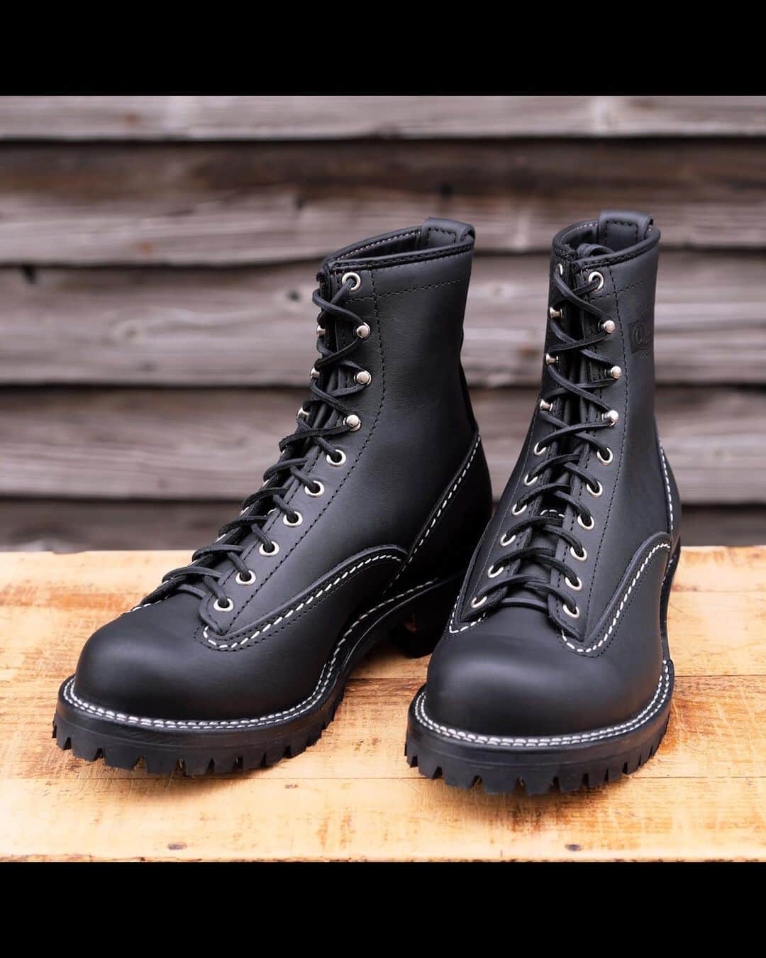 のインスタグラム：「. 【Custom Sample "JOBMASTER"】 ウエスコらしい無骨さはそのままに、シンプルなカラーリングへカスタムされたジョブマスター。どこかいつもよりモダンな雰囲気がありますね！ . #WESCO #JOBMASTER #LacetoToe #BlackLightweightstitching #madeinusa🇺🇸 #oregon #scappoose #wescojapan #wescoebisu #wescosetagaya #wescokanazawa #詳しいディテールはスタッフブログをご覧下さい」