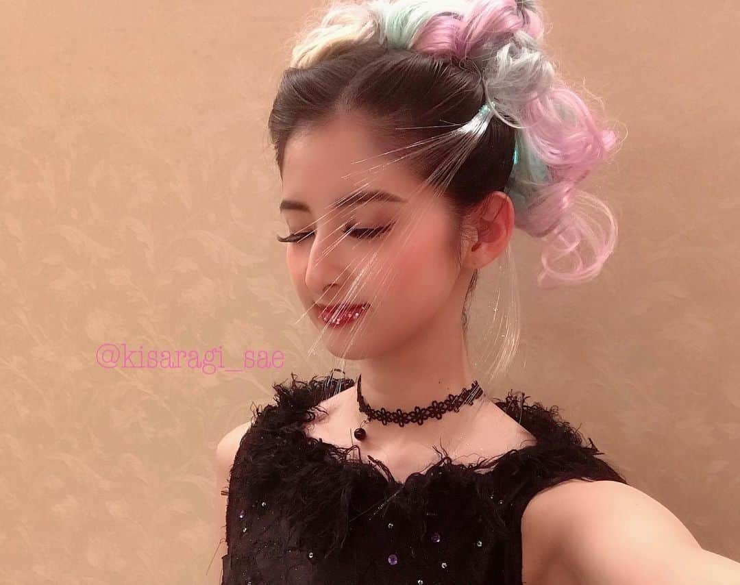のインスタグラム：「* * このスタイルは”令和”がテーマ .*˚ ウィッグと、よく見ると LEDのヘアエクステを使っています。 暗い所で光って綺麗でした🌌 唇にはグリッターたくさんつけてます✨ * #hairshow #japanesegirl #asianmodel #selfiestagram #photo_jpn #bestphoto_japan #photostagram #黒髪 #ロングヘア #小顔 #長身 #清楚系女子 #美人 になりたい #ヘアショー #昭和 #ヴィランズ にいそう #如月さえ」