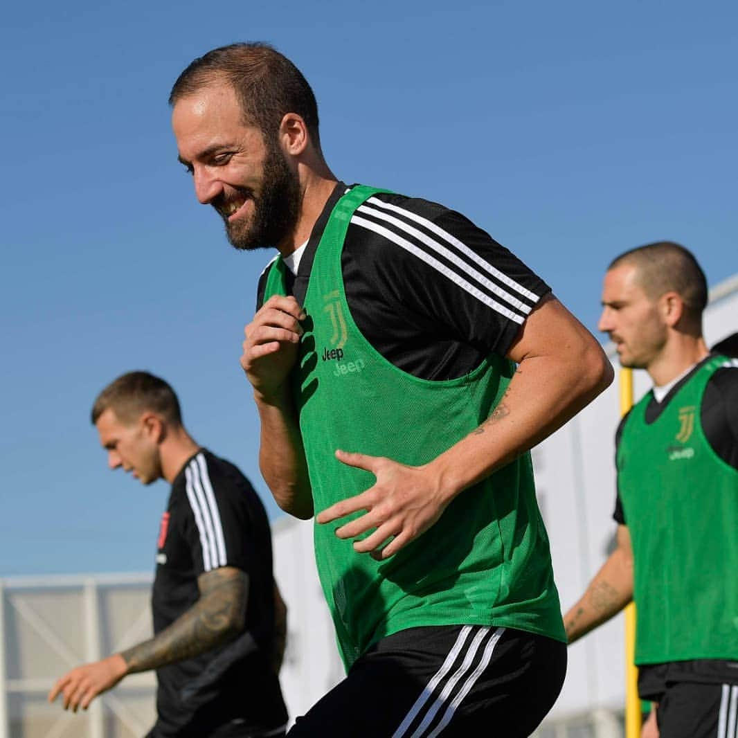 ユヴェントスFCさんのインスタグラム写真 - (ユヴェントスFCInstagram)「Back in action in ✌ days 😁  #FridayFeeling #ForzaJuve」10月4日 19時38分 - juventus