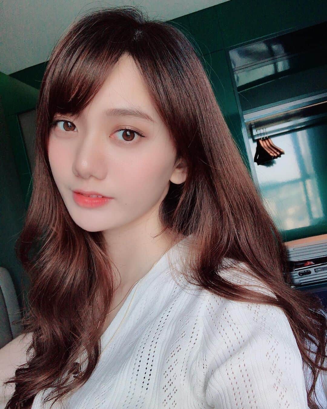 羅晴のインスタグラム：「發張自拍照之餘 順便分享在韓國訂到超滿意的一家飯店 （純分享） 📍Ryse Hotel，弘大 弘大地鐵站走五分鐘就到了 附近是最熱鬧的逛街地點  橋村炸雞在飯店樓下，也有很多家超商買泡麵跟燒酒回房間吃吃喝喝很方便  房間除了很有設計感以外也很舒適 決定以後來韓國都要住這裡😭 以上，報告完畢  自己覺得旅行找飯店跟排行程的技術越來越厲害了，跟你們分享這小小的成就感哈哈哈😊😊 #korea #seoul #seoultravel #seoulhotel #rysehotel」