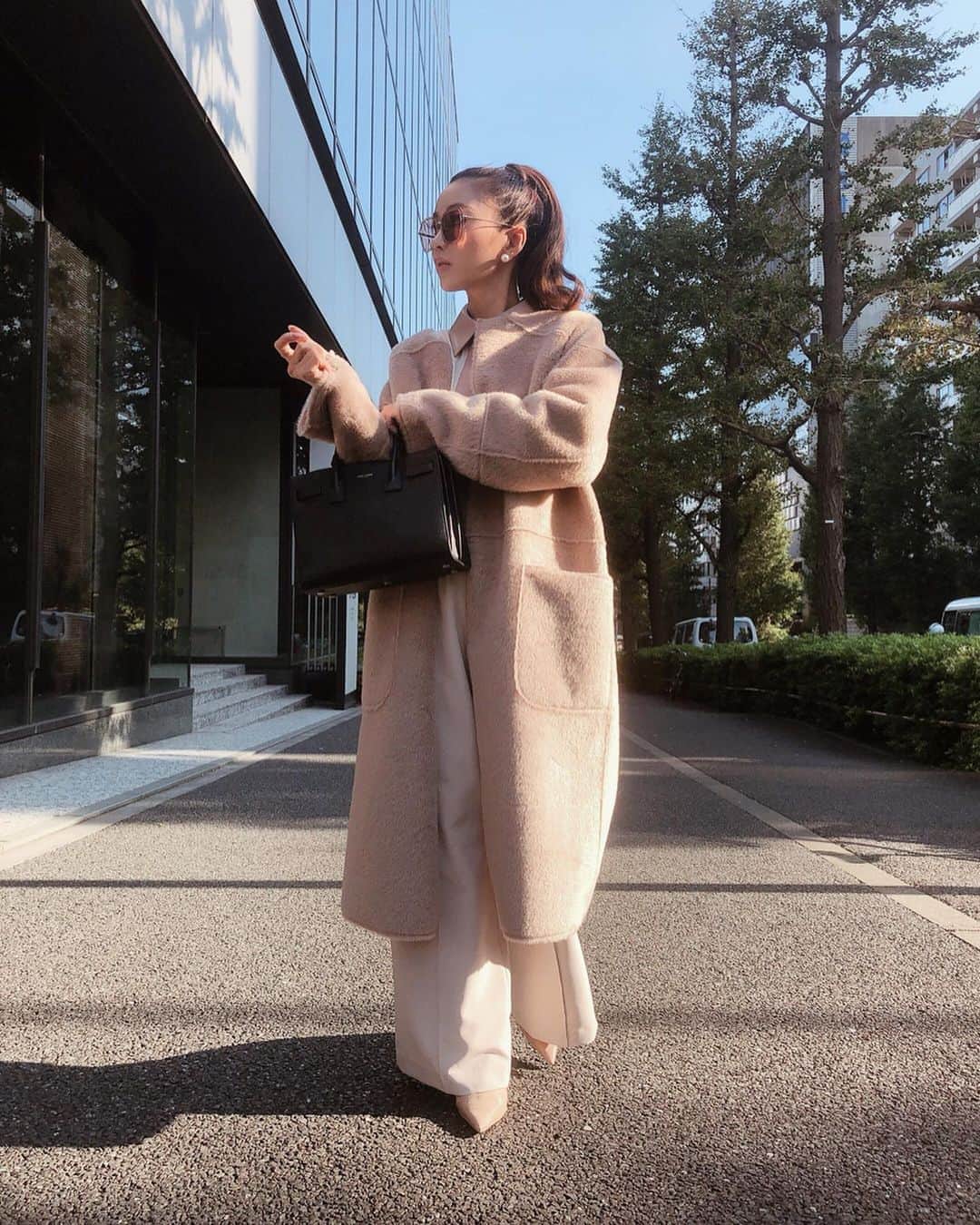 のインスタグラム：「オーバーシルエットが大人かわいいシャギーコート🧥 あえて裏側のシャギー面を表にして、 裏地をスウェードに。 とろみのある裏地がチラッと見えても可愛いの🥺 最近オーバーシルエットがすきだなぁ♡ #eimy #eimyistoire」
