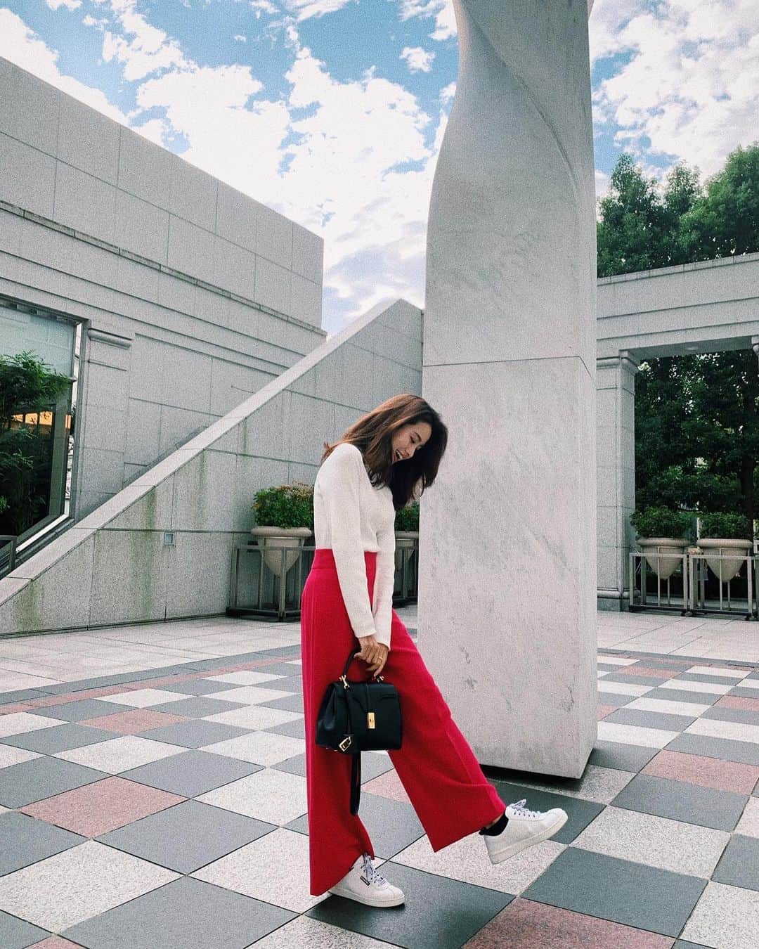 曽田茉莉江さんのインスタグラム写真 - (曽田茉莉江Instagram)「私服ですね。。😋 パキッとした濃いめのピンクのパンツたまに履きたくなるんです💖  #私服 #fashion #秋コーデ #トップス #elendeek #pants #zara#bag #celine #スニーカー #chanel」10月4日 19時47分 - marie_soda_