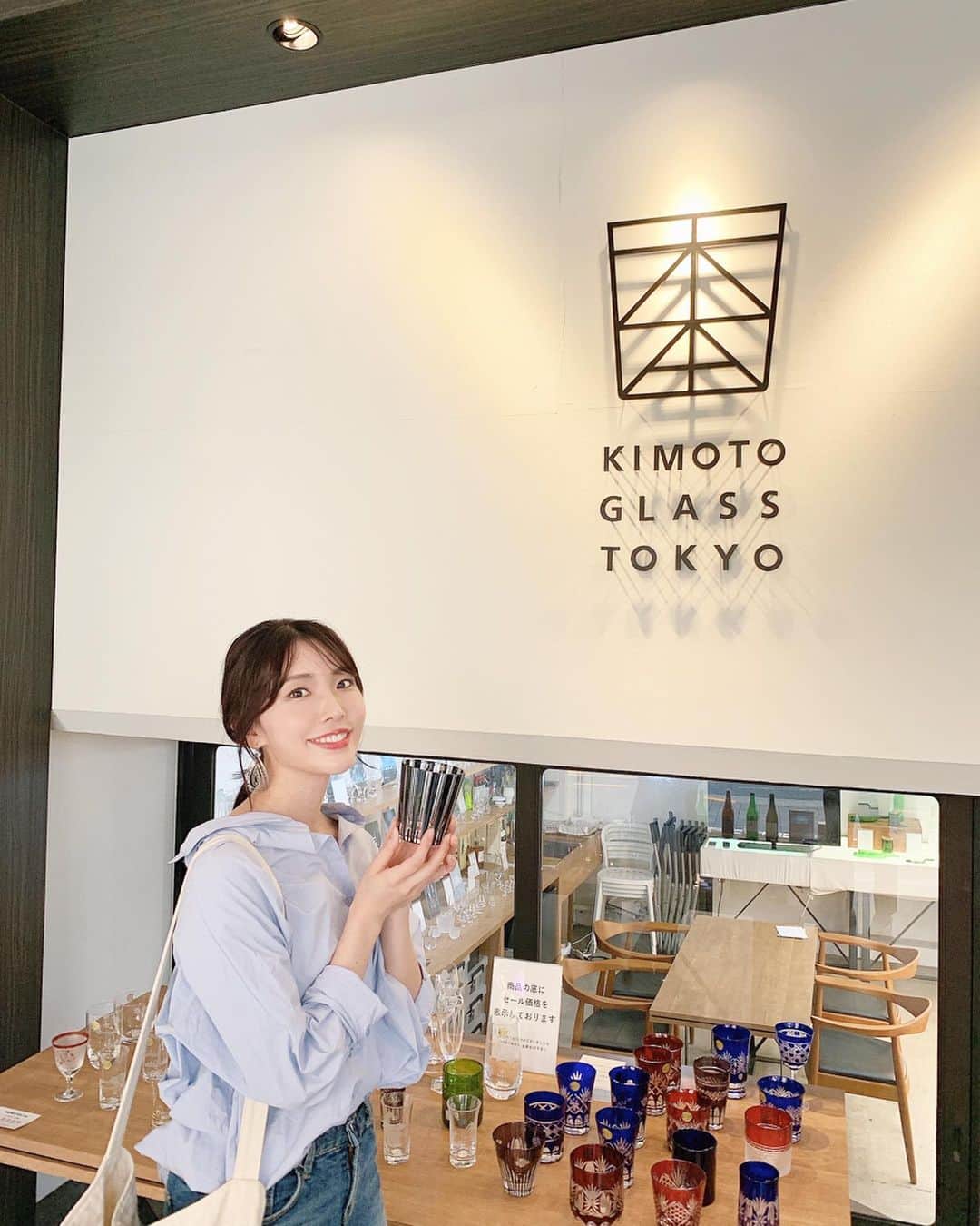 児玉アメリア彩さんのインスタグラム写真 - (児玉アメリア彩Instagram)「The splendid world of sake glass filled with infinite possibilities...﻿ ﻿ ﻿ ご縁あって木本硝子・木本社長にお話を伺うことができました✨﻿ ﻿ ﻿ 硝子製品のなかでも、﻿ モダンな切子グラスや、とくに酒器とお酒(日本酒)との相性や味わいのバランスについて一層のこだわりを持ち、﻿ 常に新しいチャレンジを続けていらっしゃる木本硝子さん。﻿ ﻿ ウェブサイト等も基本的に日英両語記載で﻿ グローバルにご活躍されており、﻿ 世界発信コンペティションでも表彰され、﻿ 日本の手仕事の未来を牽引されている存在です。﻿ ﻿ 木本社長の思いやこだわりは、聞けば聞くほどワクワクするものばかりで、﻿ こちらもお話ししているだけで無限にアイデアが湧いてくるような、﻿ そんな素敵な魅力をお持ちの木本社長。﻿ ﻿ ﻿ 酒器によって味わいが変わる、﻿ そんな木本硝子こだわりの楽しみ方をぜひたくさんの方に経験していただきたいなぁ。﻿ ﻿ 私も楽しい企画をしていきたい…！﻿ ﻿ ﻿ ﻿ ﻿ ﻿ ﻿ #sakeglass #kimotoglass #kimotoglasstokyo #日本酒の日 #日本酒で乾杯2019 #sakekampai2019 #日本酒女子 #江戸切子 #切子グラス #misssake #ミス日本酒 #kirikoglass #sakestagram #木本硝子」10月4日 20時00分 - aya_amelia_kodama