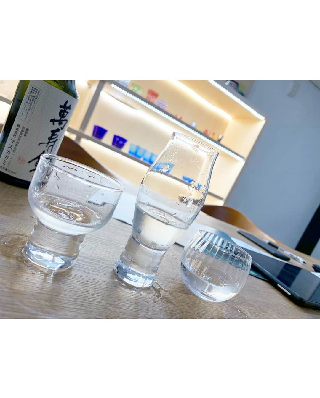 児玉アメリア彩さんのインスタグラム写真 - (児玉アメリア彩Instagram)「The splendid world of sake glass filled with infinite possibilities...﻿ ﻿ ﻿ ご縁あって木本硝子・木本社長にお話を伺うことができました✨﻿ ﻿ ﻿ 硝子製品のなかでも、﻿ モダンな切子グラスや、とくに酒器とお酒(日本酒)との相性や味わいのバランスについて一層のこだわりを持ち、﻿ 常に新しいチャレンジを続けていらっしゃる木本硝子さん。﻿ ﻿ ウェブサイト等も基本的に日英両語記載で﻿ グローバルにご活躍されており、﻿ 世界発信コンペティションでも表彰され、﻿ 日本の手仕事の未来を牽引されている存在です。﻿ ﻿ 木本社長の思いやこだわりは、聞けば聞くほどワクワクするものばかりで、﻿ こちらもお話ししているだけで無限にアイデアが湧いてくるような、﻿ そんな素敵な魅力をお持ちの木本社長。﻿ ﻿ ﻿ 酒器によって味わいが変わる、﻿ そんな木本硝子こだわりの楽しみ方をぜひたくさんの方に経験していただきたいなぁ。﻿ ﻿ 私も楽しい企画をしていきたい…！﻿ ﻿ ﻿ ﻿ ﻿ ﻿ ﻿ #sakeglass #kimotoglass #kimotoglasstokyo #日本酒の日 #日本酒で乾杯2019 #sakekampai2019 #日本酒女子 #江戸切子 #切子グラス #misssake #ミス日本酒 #kirikoglass #sakestagram #木本硝子」10月4日 20時00分 - aya_amelia_kodama