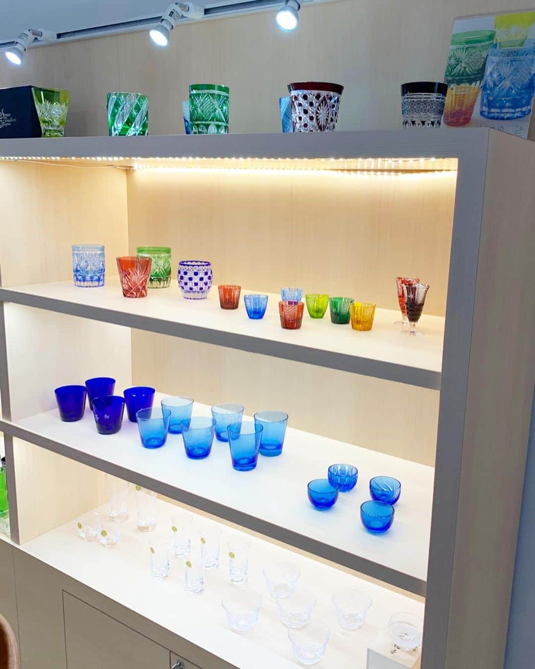 児玉アメリア彩さんのインスタグラム写真 - (児玉アメリア彩Instagram)「The splendid world of sake glass filled with infinite possibilities...﻿ ﻿ ﻿ ご縁あって木本硝子・木本社長にお話を伺うことができました✨﻿ ﻿ ﻿ 硝子製品のなかでも、﻿ モダンな切子グラスや、とくに酒器とお酒(日本酒)との相性や味わいのバランスについて一層のこだわりを持ち、﻿ 常に新しいチャレンジを続けていらっしゃる木本硝子さん。﻿ ﻿ ウェブサイト等も基本的に日英両語記載で﻿ グローバルにご活躍されており、﻿ 世界発信コンペティションでも表彰され、﻿ 日本の手仕事の未来を牽引されている存在です。﻿ ﻿ 木本社長の思いやこだわりは、聞けば聞くほどワクワクするものばかりで、﻿ こちらもお話ししているだけで無限にアイデアが湧いてくるような、﻿ そんな素敵な魅力をお持ちの木本社長。﻿ ﻿ ﻿ 酒器によって味わいが変わる、﻿ そんな木本硝子こだわりの楽しみ方をぜひたくさんの方に経験していただきたいなぁ。﻿ ﻿ 私も楽しい企画をしていきたい…！﻿ ﻿ ﻿ ﻿ ﻿ ﻿ ﻿ #sakeglass #kimotoglass #kimotoglasstokyo #日本酒の日 #日本酒で乾杯2019 #sakekampai2019 #日本酒女子 #江戸切子 #切子グラス #misssake #ミス日本酒 #kirikoglass #sakestagram #木本硝子」10月4日 20時00分 - aya_amelia_kodama