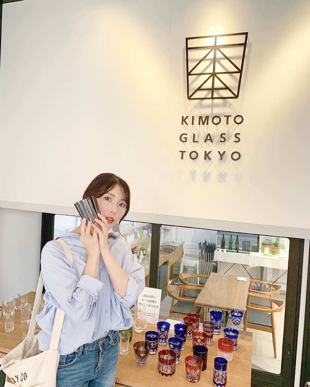 児玉アメリア彩さんのインスタグラム写真 - (児玉アメリア彩Instagram)「The splendid world of sake glass filled with infinite possibilities...﻿ ﻿ ﻿ ご縁あって木本硝子・木本社長にお話を伺うことができました✨﻿ ﻿ ﻿ 硝子製品のなかでも、﻿ モダンな切子グラスや、とくに酒器とお酒(日本酒)との相性や味わいのバランスについて一層のこだわりを持ち、﻿ 常に新しいチャレンジを続けていらっしゃる木本硝子さん。﻿ ﻿ ウェブサイト等も基本的に日英両語記載で﻿ グローバルにご活躍されており、﻿ 世界発信コンペティションでも表彰され、﻿ 日本の手仕事の未来を牽引されている存在です。﻿ ﻿ 木本社長の思いやこだわりは、聞けば聞くほどワクワクするものばかりで、﻿ こちらもお話ししているだけで無限にアイデアが湧いてくるような、﻿ そんな素敵な魅力をお持ちの木本社長。﻿ ﻿ ﻿ 酒器によって味わいが変わる、﻿ そんな木本硝子こだわりの楽しみ方をぜひたくさんの方に経験していただきたいなぁ。﻿ ﻿ 私も楽しい企画をしていきたい…！﻿ ﻿ ﻿ ﻿ ﻿ ﻿ ﻿ #sakeglass #kimotoglass #kimotoglasstokyo #日本酒の日 #日本酒で乾杯2019 #sakekampai2019 #日本酒女子 #江戸切子 #切子グラス #misssake #ミス日本酒 #kirikoglass #sakestagram #木本硝子」10月4日 20時00分 - aya_amelia_kodama