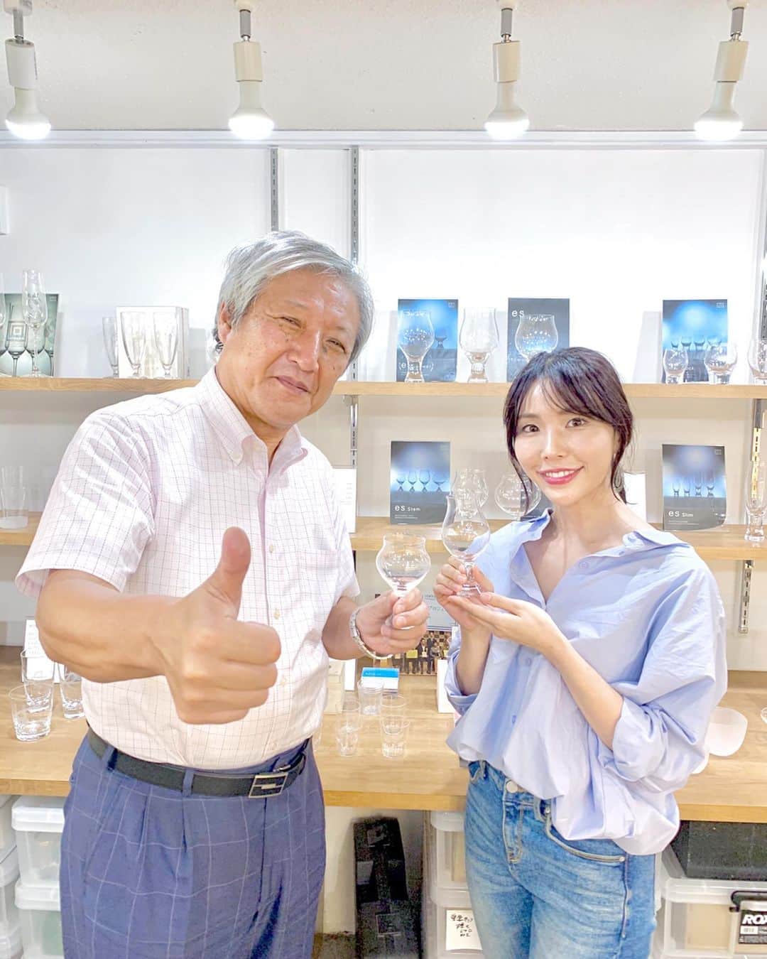 児玉アメリア彩さんのインスタグラム写真 - (児玉アメリア彩Instagram)「The splendid world of sake glass filled with infinite possibilities...﻿ ﻿ ﻿ ご縁あって木本硝子・木本社長にお話を伺うことができました✨﻿ ﻿ ﻿ 硝子製品のなかでも、﻿ モダンな切子グラスや、とくに酒器とお酒(日本酒)との相性や味わいのバランスについて一層のこだわりを持ち、﻿ 常に新しいチャレンジを続けていらっしゃる木本硝子さん。﻿ ﻿ ウェブサイト等も基本的に日英両語記載で﻿ グローバルにご活躍されており、﻿ 世界発信コンペティションでも表彰され、﻿ 日本の手仕事の未来を牽引されている存在です。﻿ ﻿ 木本社長の思いやこだわりは、聞けば聞くほどワクワクするものばかりで、﻿ こちらもお話ししているだけで無限にアイデアが湧いてくるような、﻿ そんな素敵な魅力をお持ちの木本社長。﻿ ﻿ ﻿ 酒器によって味わいが変わる、﻿ そんな木本硝子こだわりの楽しみ方をぜひたくさんの方に経験していただきたいなぁ。﻿ ﻿ 私も楽しい企画をしていきたい…！﻿ ﻿ ﻿ ﻿ ﻿ ﻿ ﻿ #sakeglass #kimotoglass #kimotoglasstokyo #日本酒の日 #日本酒で乾杯2019 #sakekampai2019 #日本酒女子 #江戸切子 #切子グラス #misssake #ミス日本酒 #kirikoglass #sakestagram #木本硝子」10月4日 20時00分 - aya_amelia_kodama
