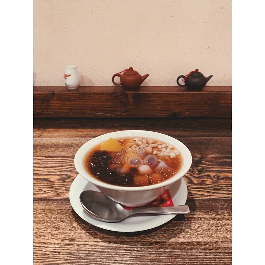 大津彩未のインスタグラム：「久しぶりに豆花が食べたくなって。  ㅤㅤㅤㅤㅤㅤㅤㅤㅤㅤㅤㅤㅤ 吉祥寺で台湾料理のお店、月和茶へ寄り道。  初めて豆花を食べたときは不思議な味だなと思ったけれけど、たまに食べたくなる台湾甘味。 豆乳で出来てるからヘルシーです。  吉祥豆花 (ジイシャントウファ)  2枚目は、季節限定の梨の豆花。 ㅤ 梨は夏に疲れた胃腸を整えてくれると書いてありました。 優しい甘さに癒されたいつかの週末。おススメです☺︎ ㅤ #食記録 #台湾スイーツ #豆花 #台湾いきたくなる 🥀」