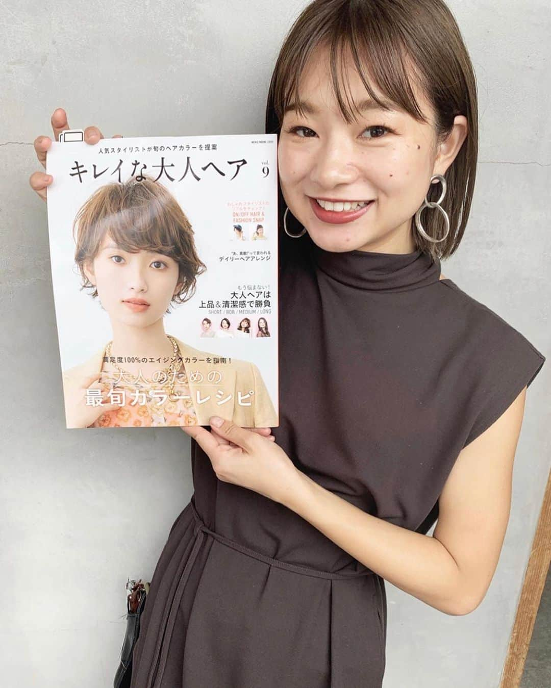 Ramie 山下未紗さんのインスタグラム写真 - (Ramie 山下未紗Instagram)「_ 只今、発売中の【キレイな大人ヘア】 . ・太めのパーマを大胆にかけたロングウェーブ。 ・カジュアルなシーンやフォーマルでも使える 編み下ろしのヘアアレンジ ２styleで紹介させて頂いております！ . ぜひ、ヘアスタイルでお悩みの方は 参考にして頂けると嬉しいです☺️❣️ . お近くの書店にてご覧下さい！ . #Killa#bob#ボブ#ミニボブ#外ハネ#切りっぱなしボブ#外国人風カラー#アディクシーカラー#イルミナカラー#グレージュ#ハイライト#3dカラー#ブリーチなし#ミルクティーベージュ#ショートヘア#ショートヘア#マッシュショート#バッサリカット#ハンサムショート#ハイトーン#オレンジべージュ#アプリコットオレンジ#オレンジブラウン#ヘアカタログ#キレイな大人ヘア#サロンモデル」10月5日 1時32分 - _misa.hair_