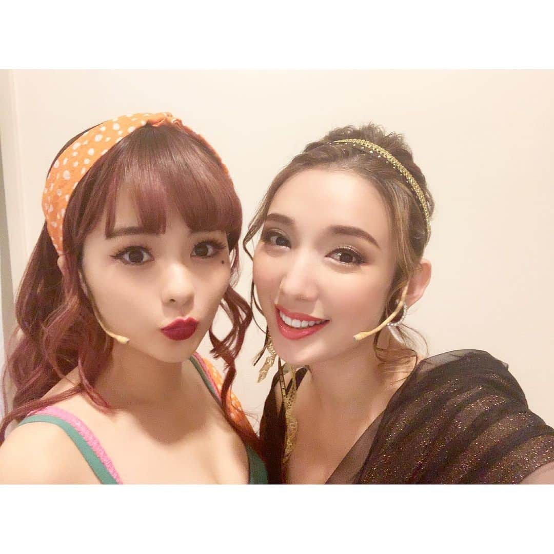 沙央くらまさんのインスタグラム写真 - (沙央くらまInstagram)「はい可愛い❤️ #田村芽実 ちゃん こと#めいめい ♪  いつも「こまさーん❤️」てメイクルームや楽屋で呼んでくれます。 彼女の憑依型歌唱力すきです。  そんな私たちは舞台で初○○という共通点がある二人。  役として生き抜く事ができるのは、皆さまが楽しんでくださり、あたたかい拍手や歓声のおかげなんです。 本当にありがとうございます。  客席一体型のこのステージ！ 毎日お客様の空気感が違うところがまたこの作品の魅力･:*+.\(( °ω° ))/.:+ #ラブズレイバーズロスト #シアタークリエ  お待ちしています！  余談、、、 本日夜公演でしたが、楽屋入りの際、星組さんの出待ちに遭遇。 真っ白ですね。宝塚の温かさを感じながら毎日向かいに通えて幸せです。  本番がどんかぶりで残念ながら拝見できず、先日ちょろっと顔を拝みにうかがいましたが、はい。キラッキラ！まぶしい！ 受験生の時、声楽試験会場ではったりの地声で歌い切った姿に、もうトップスターになると確信を持ったのを思い出しました。引き続きそんなあつい東京宝塚劇場の向かいにて、私も輝きます！  明日は土曜日！ 舞台にラジオに頑張ります！  #沙央くらま #コマスタ #loveslabourslost  #ロザライン #ジャケネッタ」10月5日 1時25分 - kurama_sao