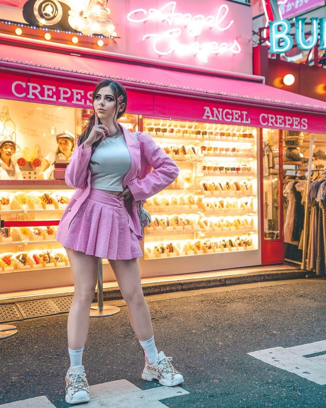 Azzyのインスタグラム：「Channeling my inner angel 👼🏼」