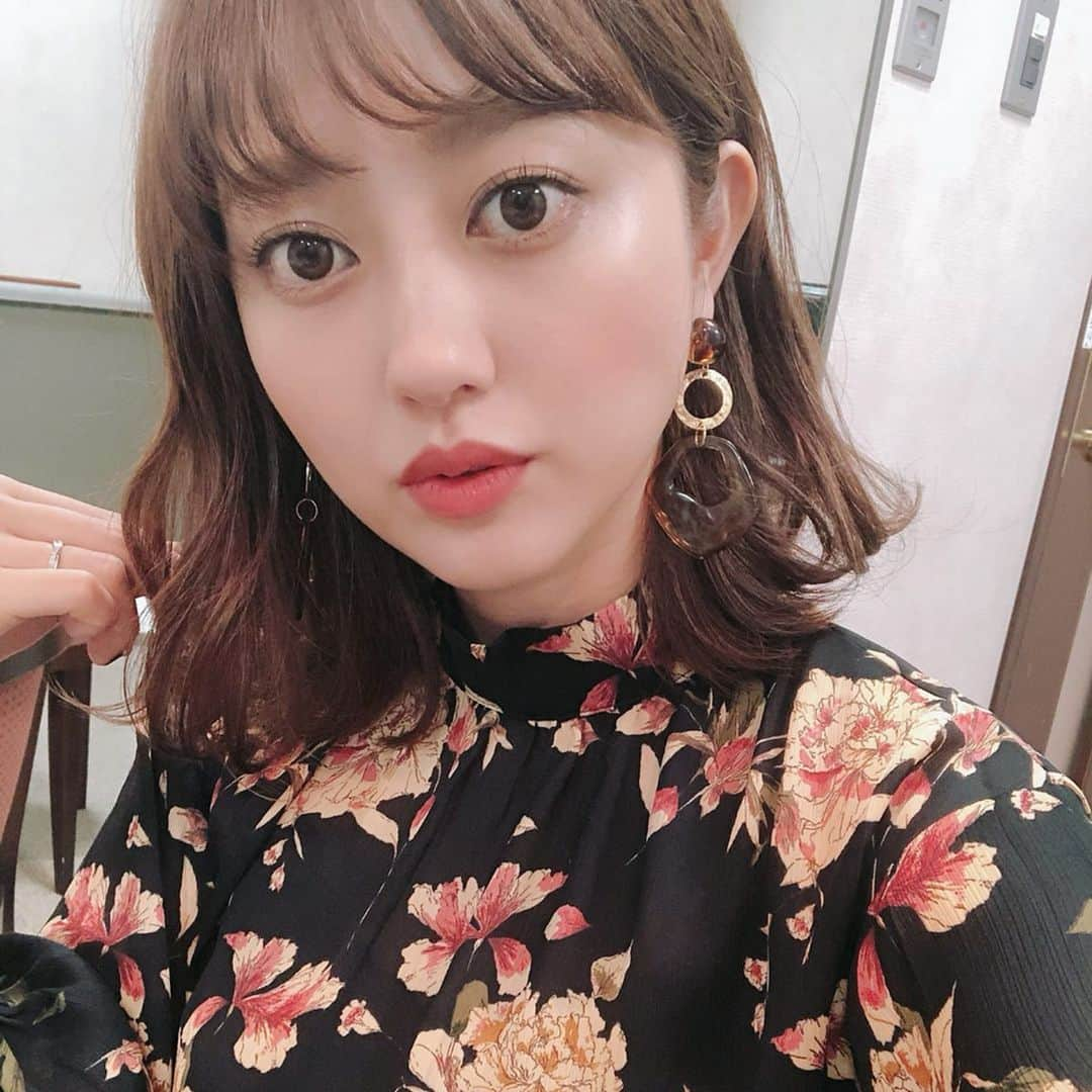 菊地亜美さんのインスタグラム写真 - (菊地亜美Instagram)「. 自分で軽くヘアアレンジしてみたよ♩ 下は外ハネにして全体を26mmのコテで適当に巻いて、仕上げにバームをつけただけです🧸 バームは @urumie_urumie の #ウルミエ を使ったよ✌︎ 小さくてスティックタイプだからアホ毛やちょっとした直しにも使いやすいし、ボディーにもそのまま使えるから一つで万能☺︎ 2000円ちょっとでした😋💫 最近バームを使った時の仕上がり感がエアリーで大好き✨ . #ヘアアレンジ #潤見え #urumie #美容師監修 #ヘアワックス #トリートメント #ソリッドパフューム #garland #ガーランド #真木遊 #多機能バーム」10月4日 20時09分 - amikikuchi0905