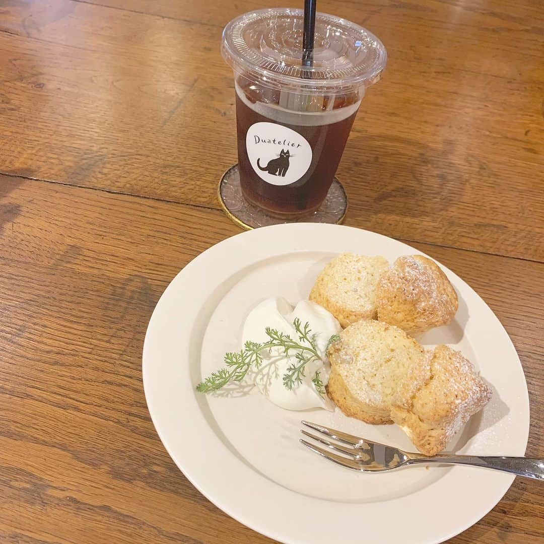 朝長美桜さんのインスタグラム写真 - (朝長美桜Instagram)「うなちゃん、まみちゃんとカフェに行ってきたよ〜❤︎﻿ パーツに囲まれて、スコーン食べたよ😊美味しかった！﻿ 幸せな空間❤︎﻿ ﻿ 2人とも可愛くて優しくて🥺✨✨﻿ アクセサリー作ってプレゼントしたら喜んでくれて﻿ 嬉しかったなぁ🥺💕﻿ ﻿ 色んなお話できて、楽しかったです🧚‍♀️﻿ ﻿ 明日から @__treaturself__ のpopupが福岡であるよ〜﻿ みんなは行く？？﻿ わたしは、もちろん遊びに行くよ🥰✨✨﻿ 楽しみだなぁ🍒﻿ ﻿ #treatürself#トリート#トリートユアセルフ#あなたへのご褒美#薬院カフェ#カフェ巡り#パーツ屋#ハンドメイドアクセサリー﻿」10月4日 20時01分 - miochan_0517