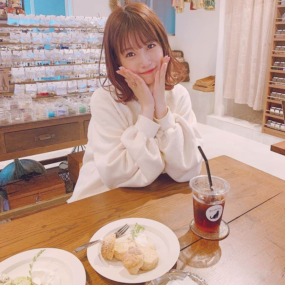 朝長美桜さんのインスタグラム写真 - (朝長美桜Instagram)「うなちゃん、まみちゃんとカフェに行ってきたよ〜❤︎﻿ パーツに囲まれて、スコーン食べたよ😊美味しかった！﻿ 幸せな空間❤︎﻿ ﻿ 2人とも可愛くて優しくて🥺✨✨﻿ アクセサリー作ってプレゼントしたら喜んでくれて﻿ 嬉しかったなぁ🥺💕﻿ ﻿ 色んなお話できて、楽しかったです🧚‍♀️﻿ ﻿ 明日から @__treaturself__ のpopupが福岡であるよ〜﻿ みんなは行く？？﻿ わたしは、もちろん遊びに行くよ🥰✨✨﻿ 楽しみだなぁ🍒﻿ ﻿ #treatürself#トリート#トリートユアセルフ#あなたへのご褒美#薬院カフェ#カフェ巡り#パーツ屋#ハンドメイドアクセサリー﻿」10月4日 20時01分 - miochan_0517