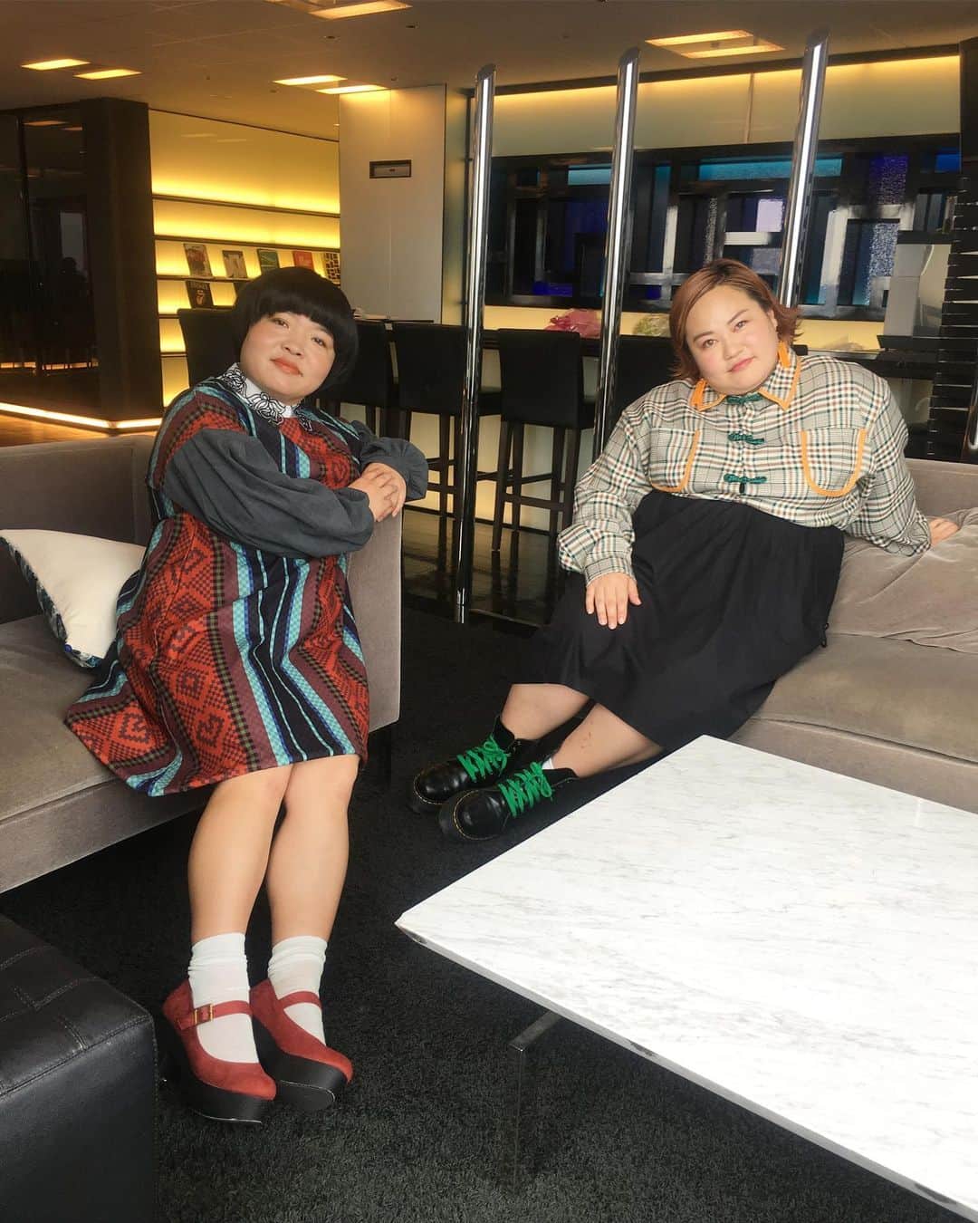 おかずクラブのインスタグラム：「Yesterday 👚👗👠 ばんばんわぁー。 スタイリストです。 昨日は佐藤仁美さんがジニエ 新イメージモデルに就任したことを記念して行われた、ジニエ 新イメージモデル就任PRイベントに、スペシャルサポーターとしてお邪魔しましたよ👙 30代〜の女性がターゲットとの事だったので、いつもより落ち着いた色合いにしました！ めちゃくちゃ可愛かったよ！ おかずクラブの2人もお互いに「かわいいね！」と言ってました！ ゆいPさんが「おかちゃん、可愛いよ！」って言うと、オカリナさんは「自負してます」って答えてた！笑 最後の写真は、オカリナさんがゆいPさんに、「探偵みたいだよ！」って言い続けてて、たまたまオカリナさんが持ってた帽子がそれっぽかったので、借りてみた！ めちゃくちゃ可愛くない！？ メガネはおゆいさんの自前だよ！  オカリナ⭕️ ワンピース👉merlot @merlotcamp  丈が長かったので、カットして短くしたよ！ その他👉スタイリスト私物 全体的に、落ち着いた色合いだけど、いつもの雰囲気は壊さぬよう、赤ではなくボルドーでまとめたよ！  ゆいP⭕️ チェックチャイナボタンシャツ👉RICO その他👉スタイリスト私物 靴紐はシャツのボタンに合わせてグリーンで、イヤリングはシャツのパイピングに合わせてオレンジにしやした！  なんか暑いよね。 最近。 嫌になっちゃうなーーー  #ジニエ #ジニエブラ #おかずクラブ #okazugram  #探偵」