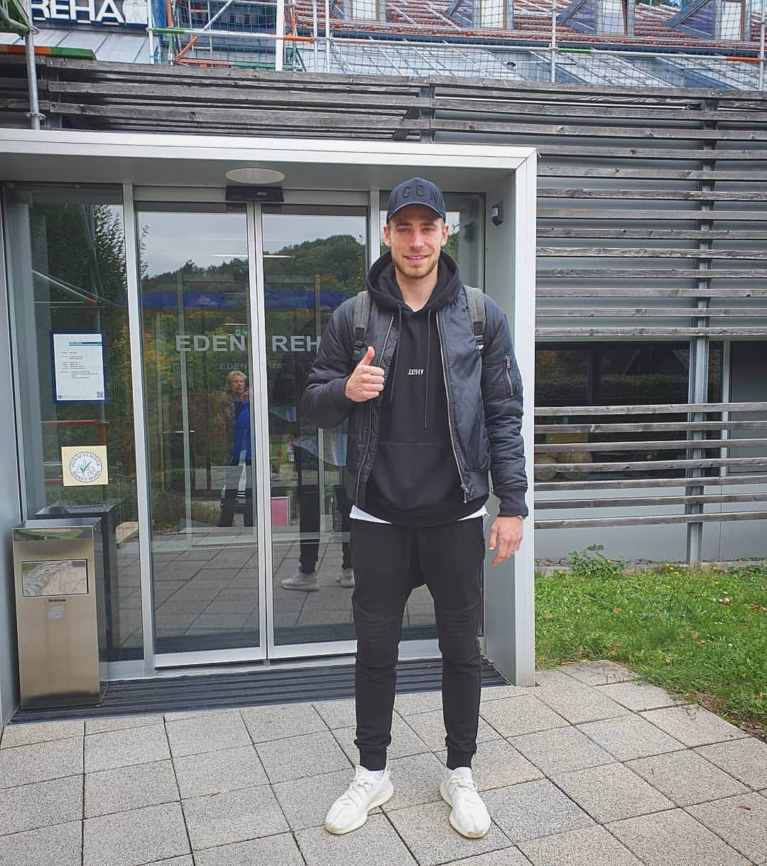 フェリックス・プラッテのインスタグラム：「Vielen lieben Dank an das gesamte @eden_reha Team! Es war eine anstrengende, aber auch sehr schöne Zeit mit euch. Ich fühle mich perfekt auf die weiteren Steps zum Comeback vorbereitet 💪🏼 Jetzt geht's wieder nach Darmstadt 💙  Wir sehen uns gleich im Stadion! 😜✊🏼💥 #nevergiveup」