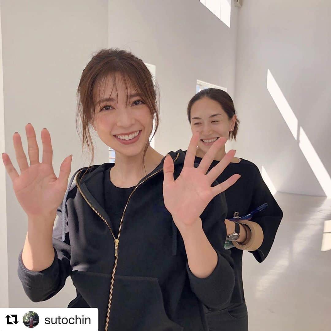 亀恭子のインスタグラム：「shooting day . . . 久しぶりのマイちゃん @mai0830  美しかった。 やわらかい話し方も好き。 仕事しながら癒された❤︎ . . #Repost @sutochin with @get_repost ・・・ . 初めましての真以ちゃん。 @mai0830  美人さんですね😍」