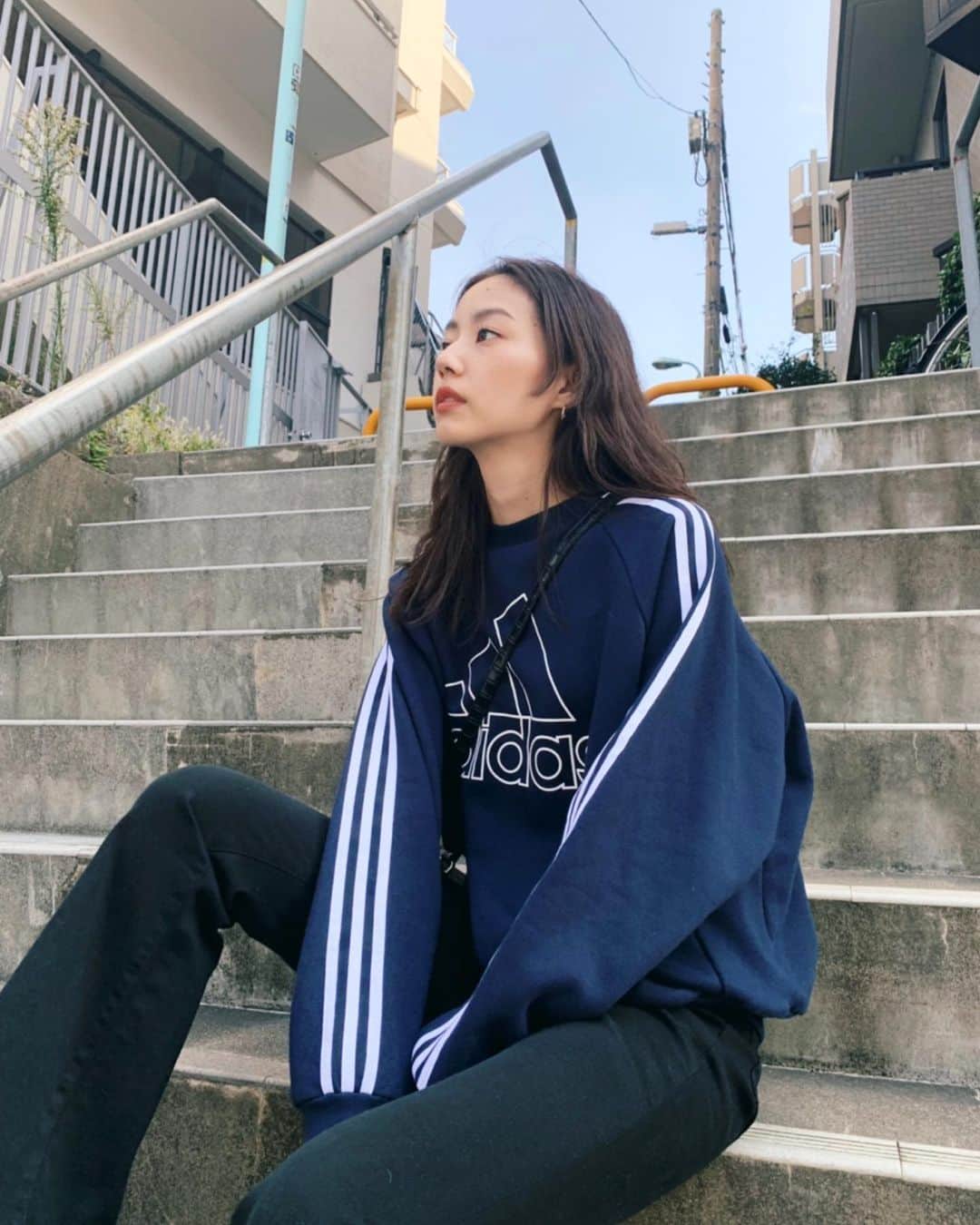 Shiho Sasakiのインスタグラム：「そろそろsweatが日中着れる気温になってきた🍁 フロントにロゴがあるとコートの時期も映えるから大活躍の予感❤️ #MOUSSY#MOUSSYSNAP#adidas#adidas_MOUSSY」