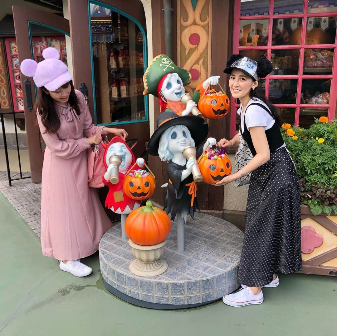 来栖あつこさんのインスタグラム写真 - (来栖あつこInstagram)「かほちゃんとの「ハロウィーンディズニーVlog」3本目です。﻿ 今回は、アトラクションに乗ったり、ランチを食べたり♪﻿ 残りのゴースト探しもしたよ。﻿ 「スティッチエンカウンター」では、人生初、ご指名を受けました。﻿ 「あつこ～、げっぷしたことある？」﻿ 「か～ほ～、耳掃除したこと、ある～？？」﻿ ってスティッチに聞かれて、会場のみんなに「あつことか～ほと○○（お隣にいたしらないお姉さまとの謎の3人コンボでした）はオハナ」って何度も歌ってもらいました♪﻿ 可愛かったな、スティッチ。﻿ ニューファンタ―ジーランドのゾーンが美女と野獣のベルの街の音楽で、テンション上がったー!﻿ 来年4月のエリアOPENが今から待ち遠しい!!!﻿ ﻿ 今回、かほちゃんのお陰でいつものディズニーとは全く違う楽しみ方が出来ちゃいました。﻿ ディズニーっ子と周るパークは、動きに無駄がない！﻿ クリスマスと・・・ニューファンタジーランドのOPENでは、またかほちゃんにアテンドしてもらおう（笑）﻿ ﻿ ﻿ ﻿ ﻿ #ネズミのお散歩 は結構な距離を歩きます﻿ #tokyodisneyland﻿ #tokyodisneyresort ﻿ #東京ディズニーランド﻿ #TDS #TDR #ディズニーランド﻿ #東京ディズニーリゾート﻿ #disnygram #instadisny﻿ #disney﻿ #リス顔 #猫顔 #たぬき顔 #アヒル口﻿ #atsukokurusu #来栖あつこ ﻿ #YouTuber #YouTube ﻿ 動画の中でも #やっぱりひかる私のオデコ #オデコレ﻿ YouTubeで #VLOG 📹」10月4日 20時06分 - atsukokurusu